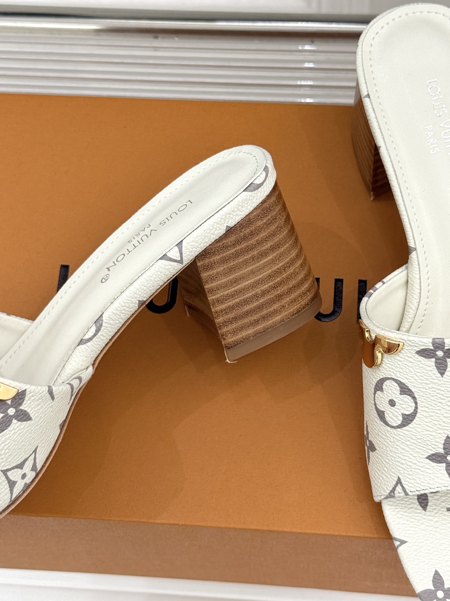 L*V驴牌经典爆款粗跟拖鞋它的设计简约而不失格调LV标识以金属质感的扣饰形式点缀仿佛将整个品牌的格调与品