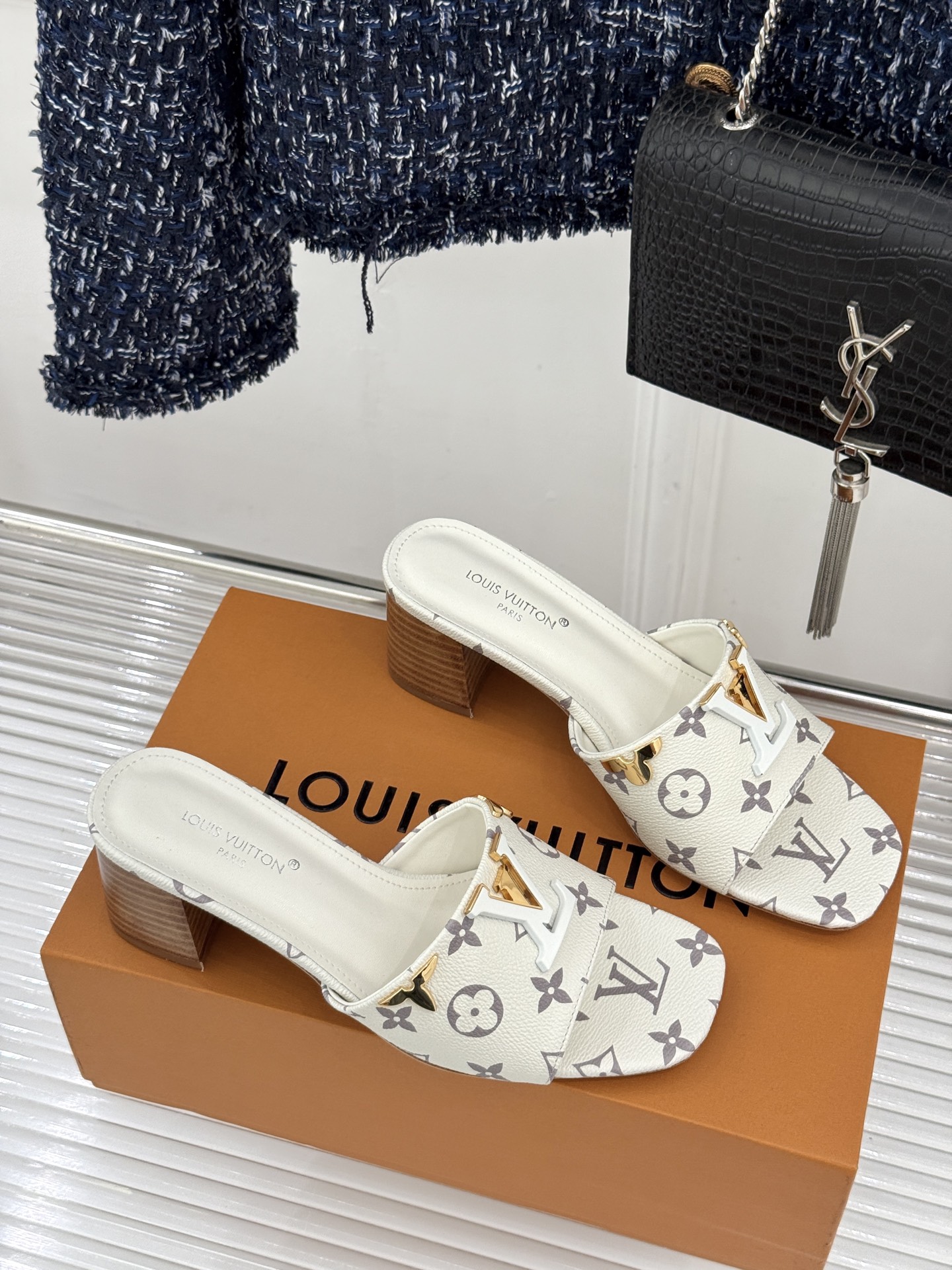 L*V驴牌经典爆款粗跟拖鞋它的设计简约而不失格调LV标识以金属质感的扣饰形式点缀仿佛将整个品牌的格调与品