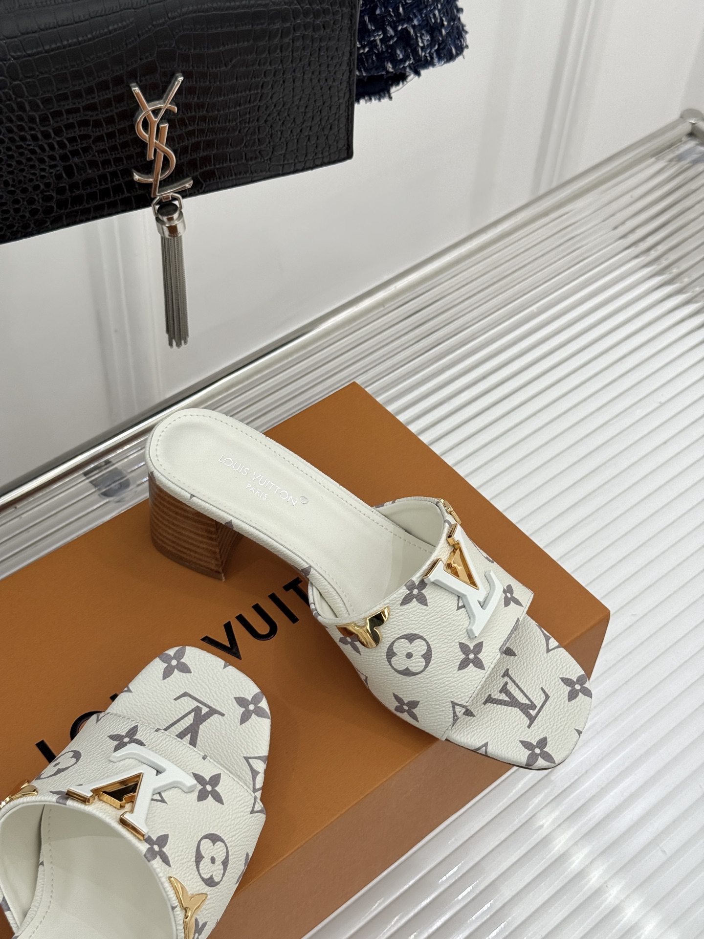 L*V驴牌经典爆款粗跟拖鞋它的设计简约而不失格调LV标识以金属质感的扣饰形式点缀仿佛将整个品牌的格调与品