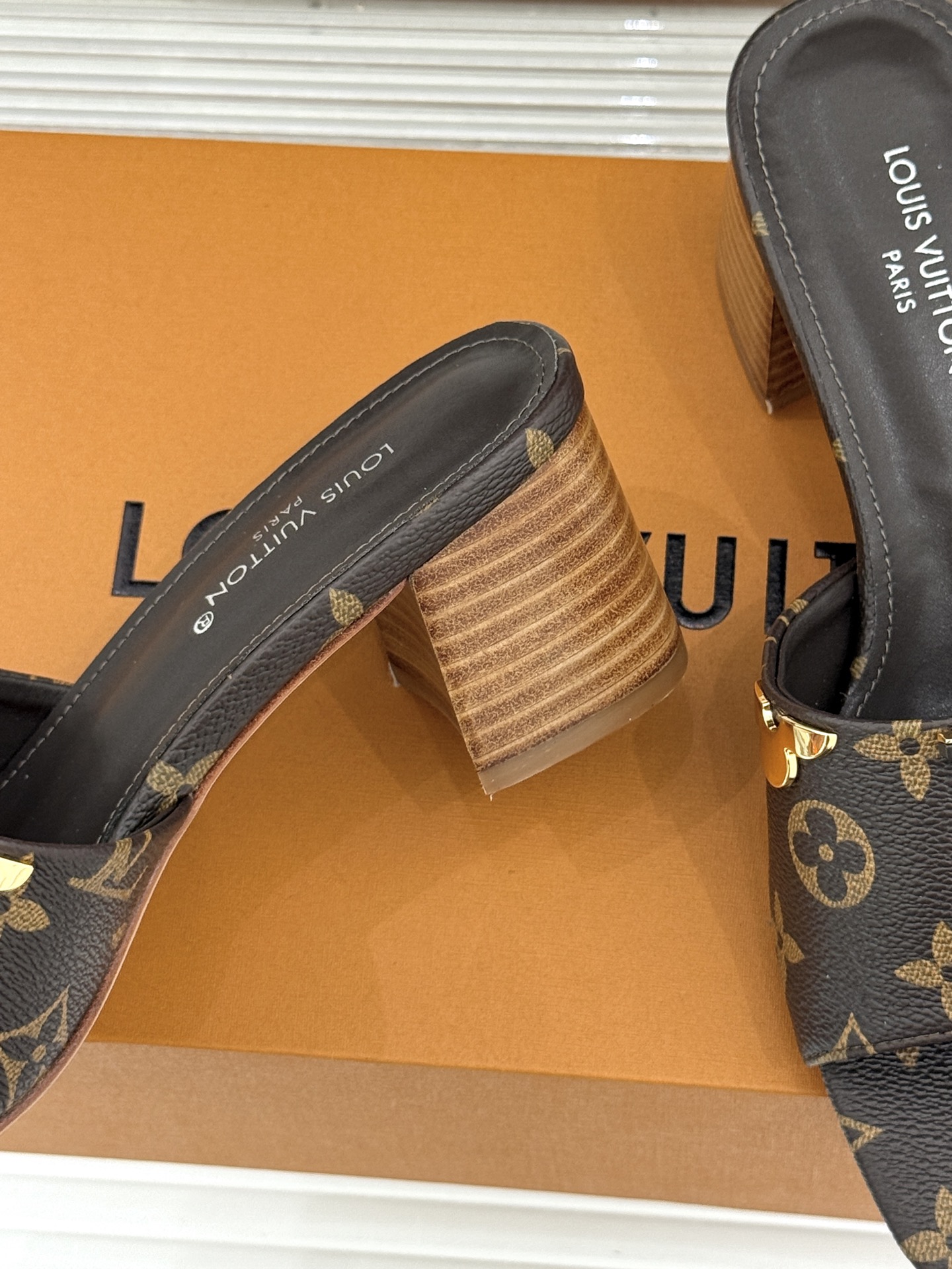 L*V驴牌经典爆款粗跟拖鞋它的设计简约而不失格调LV标识以金属质感的扣饰形式点缀仿佛将整个品牌的格调与品