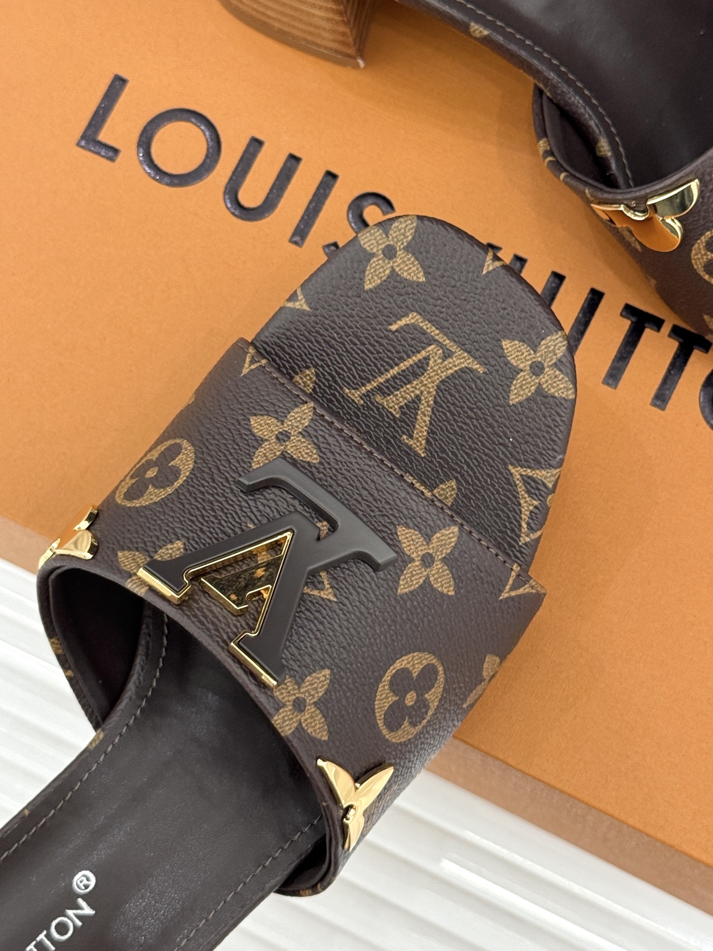 L*V驴牌经典爆款粗跟拖鞋它的设计简约而不失格调LV标识以金属质感的扣饰形式点缀仿佛将整个品牌的格调与品