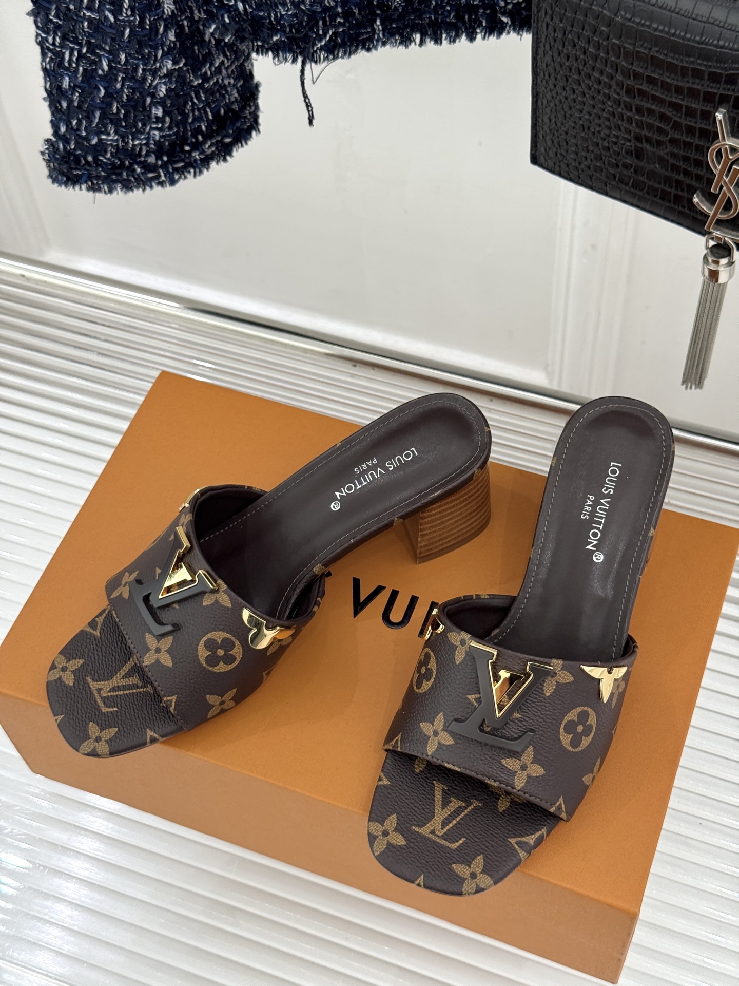 L*V驴牌经典爆款粗跟拖鞋它的设计简约而不失格调LV标识以金属质感的扣饰形式点缀仿佛将整个品牌的格调与品