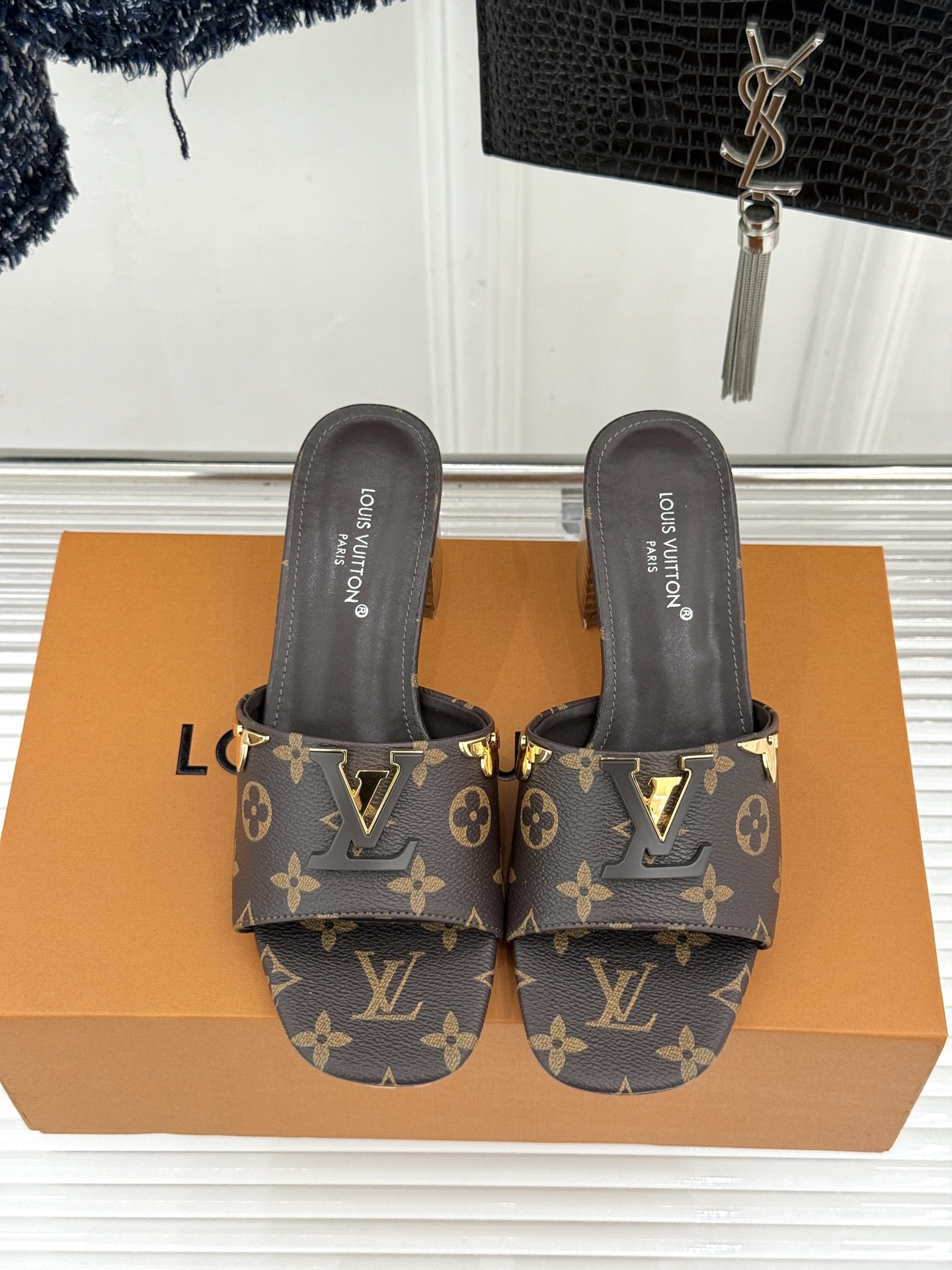 L*V驴牌经典爆款粗跟拖鞋它的设计简约而不失格调LV标识以金属质感的扣饰形式点缀仿佛将整个品牌的格调与品