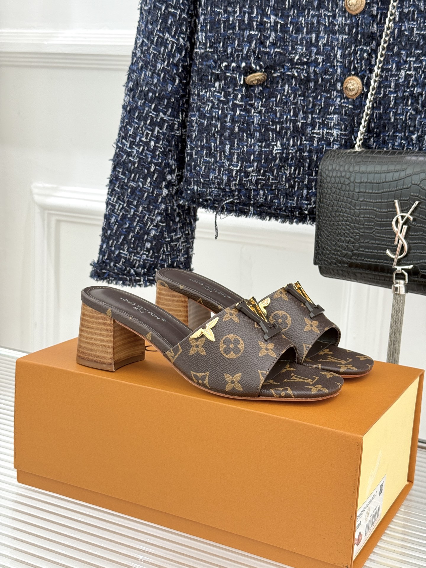 L*V驴牌经典爆款粗跟拖鞋它的设计简约而不失格调LV标识以金属质感的扣饰形式点缀仿佛将整个品牌的格调与品
