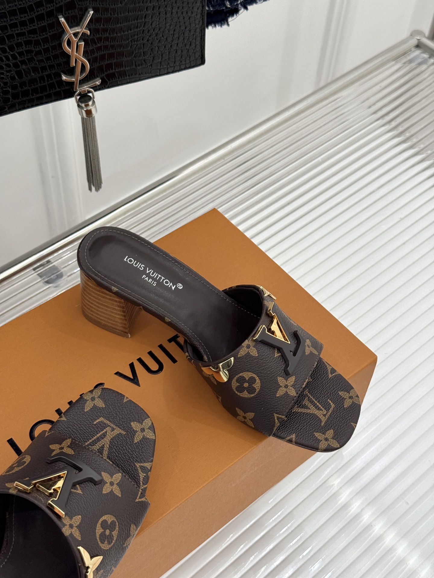 L*V驴牌经典爆款粗跟拖鞋它的设计简约而不失格调LV标识以金属质感的扣饰形式点缀仿佛将整个品牌的格调与品