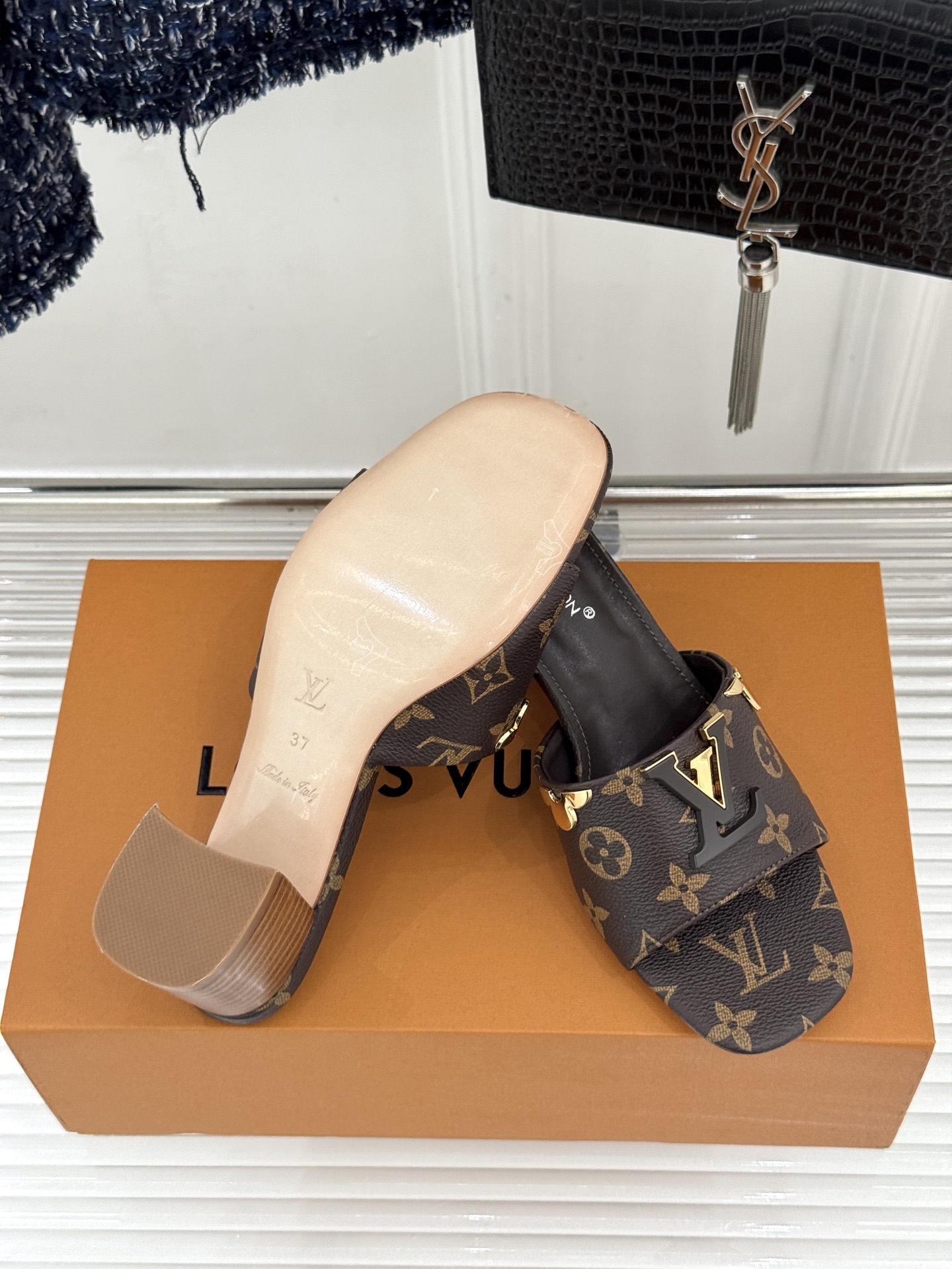 L*V驴牌经典爆款粗跟拖鞋它的设计简约而不失格调LV标识以金属质感的扣饰形式点缀仿佛将整个品牌的格调与品
