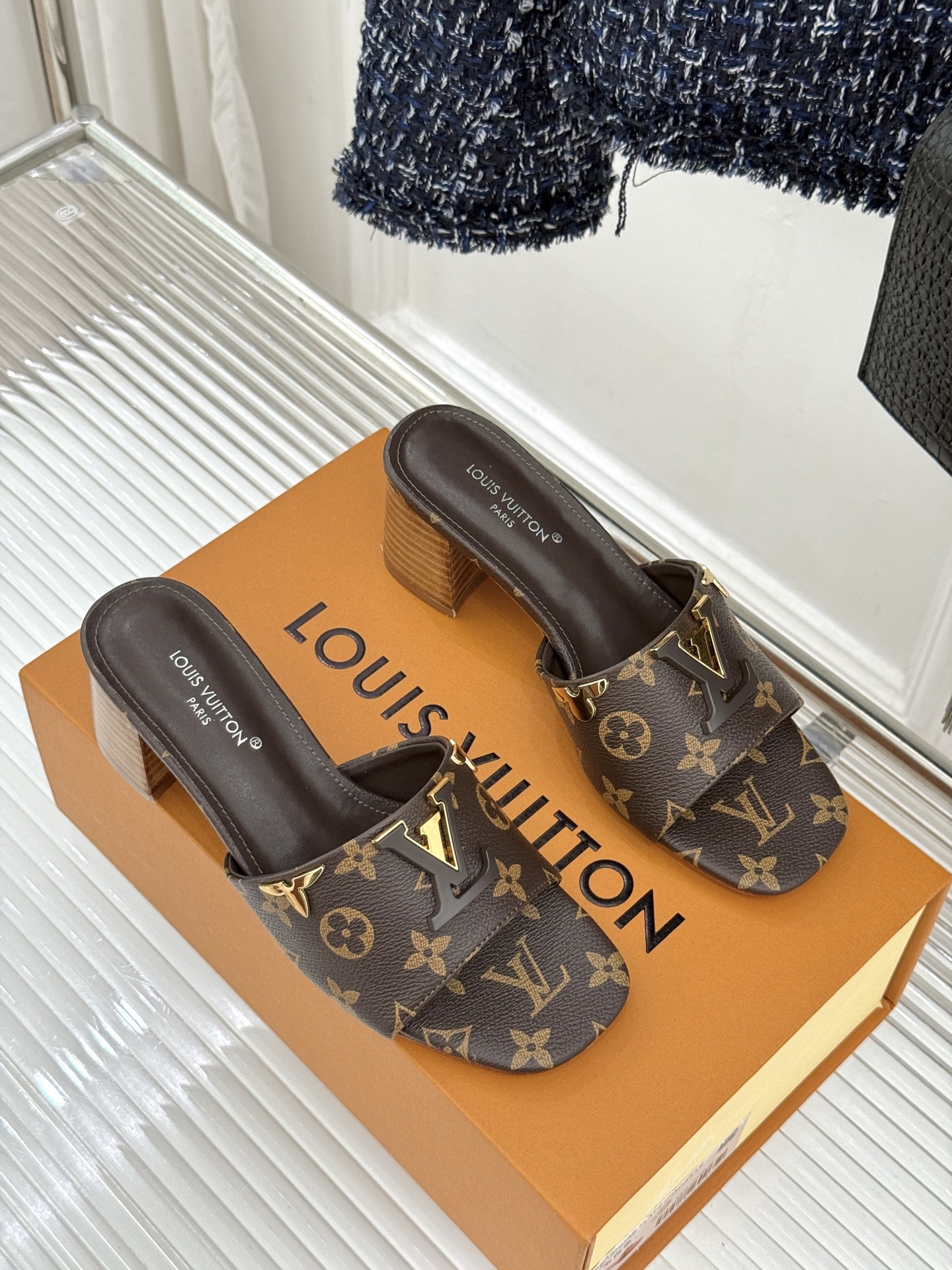 L*V驴牌经典爆款粗跟拖鞋它的设计简约而不失格调LV标识以金属质感的扣饰形式点缀仿佛将整个品牌的格调与品