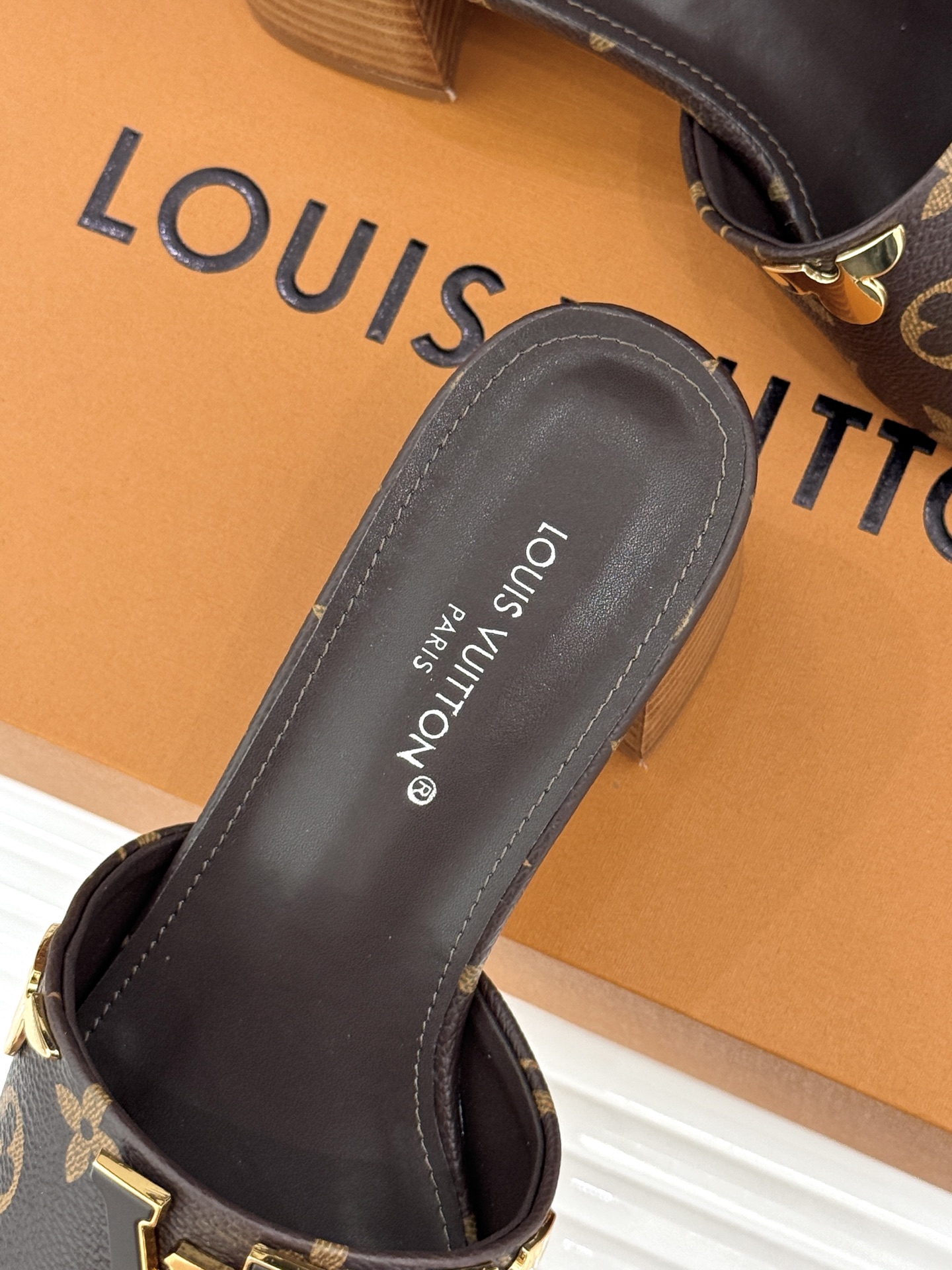 L*V驴牌经典爆款粗跟拖鞋它的设计简约而不失格调LV标识以金属质感的扣饰形式点缀仿佛将整个品牌的格调与品