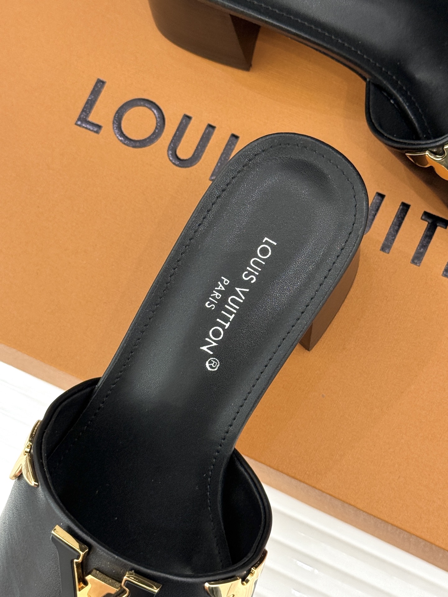 L*V驴牌经典爆款粗跟拖鞋它的设计简约而不失格调LV标识以金属质感的扣饰形式点缀仿佛将整个品牌的格调与品