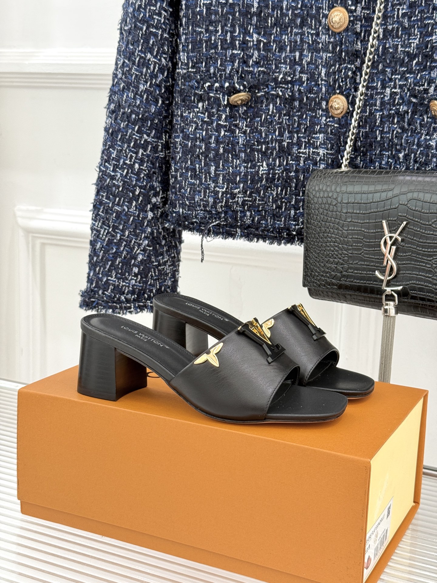 L*V驴牌经典爆款粗跟拖鞋它的设计简约而不失格调LV标识以金属质感的扣饰形式点缀仿佛将整个品牌的格调与品