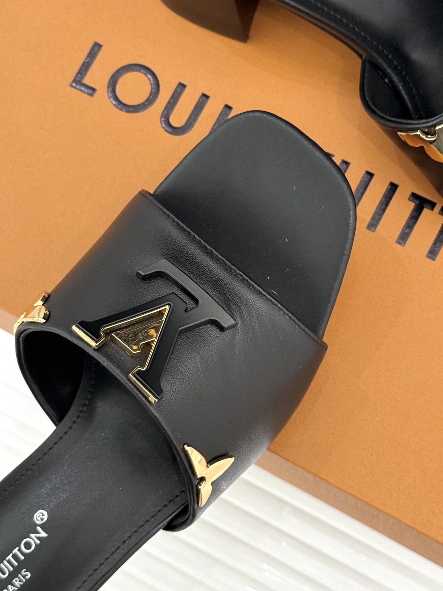 L*V驴牌经典爆款粗跟拖鞋它的设计简约而不失格调LV标识以金属质感的扣饰形式点缀仿佛将整个品牌的格调与品