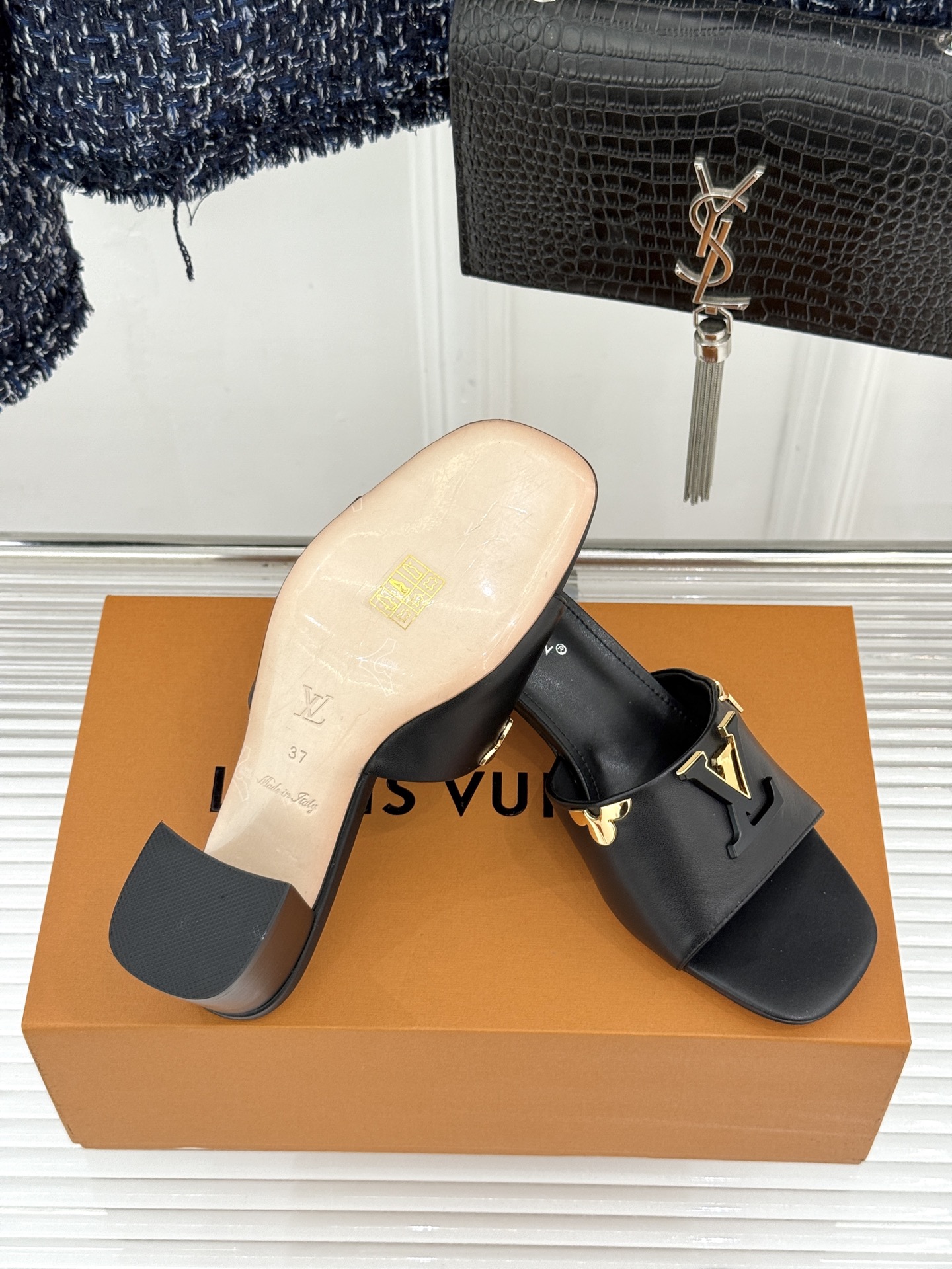 L*V驴牌经典爆款粗跟拖鞋它的设计简约而不失格调LV标识以金属质感的扣饰形式点缀仿佛将整个品牌的格调与品