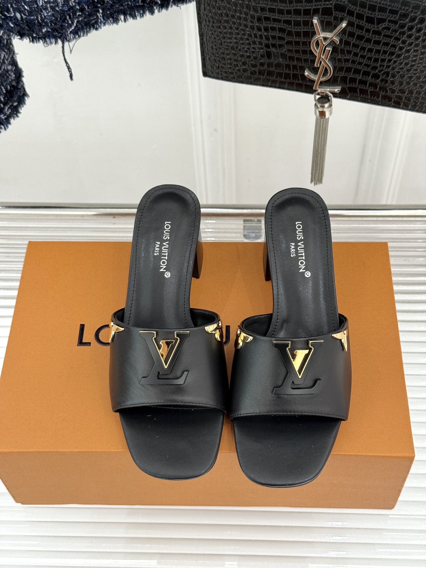 L*V驴牌经典爆款粗跟拖鞋它的设计简约而不失格调LV标识以金属质感的扣饰形式点缀仿佛将整个品牌的格调与品