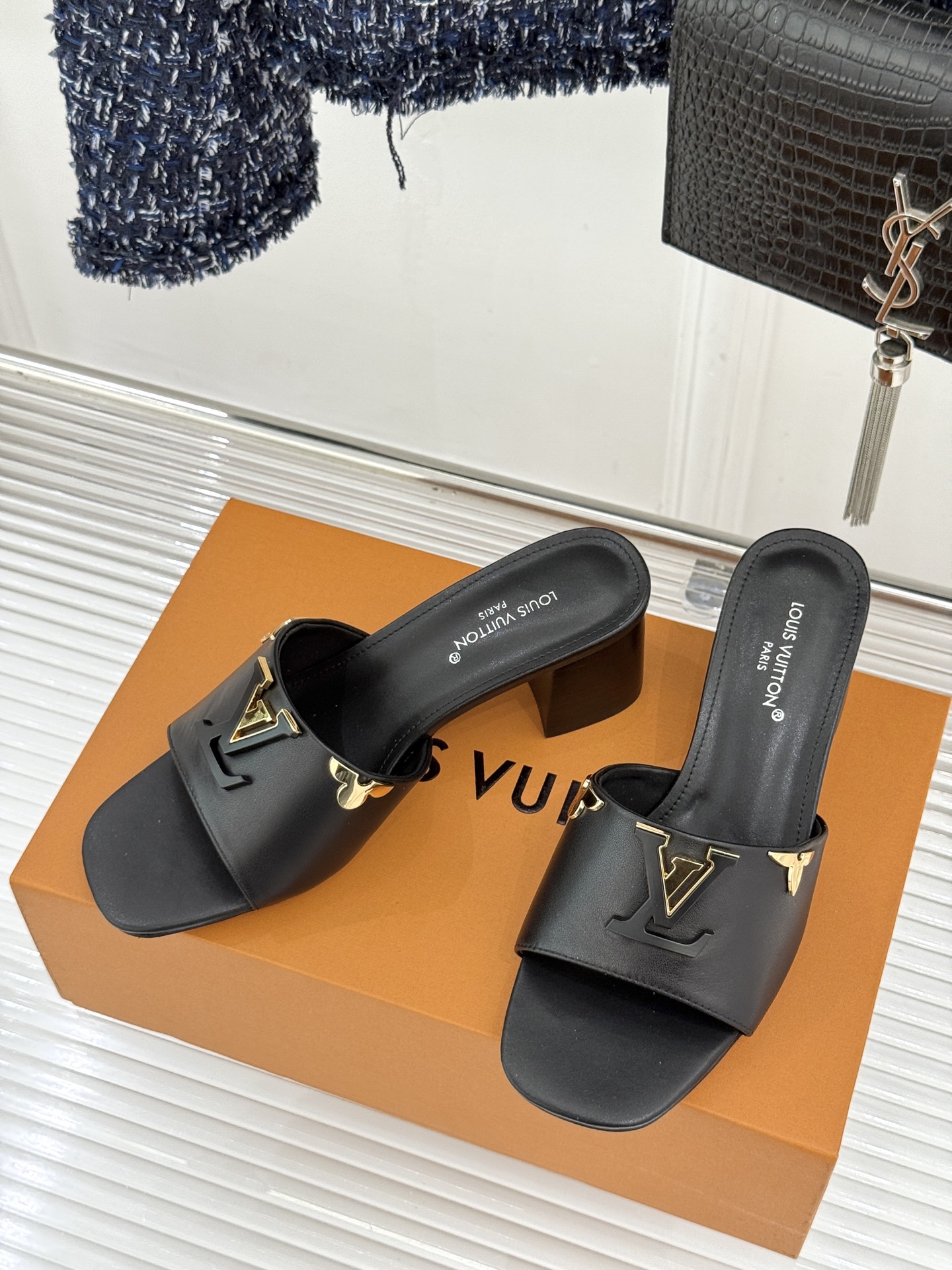 L*V驴牌经典爆款粗跟拖鞋它的设计简约而不失格调LV标识以金属质感的扣饰形式点缀仿佛将整个品牌的格调与品