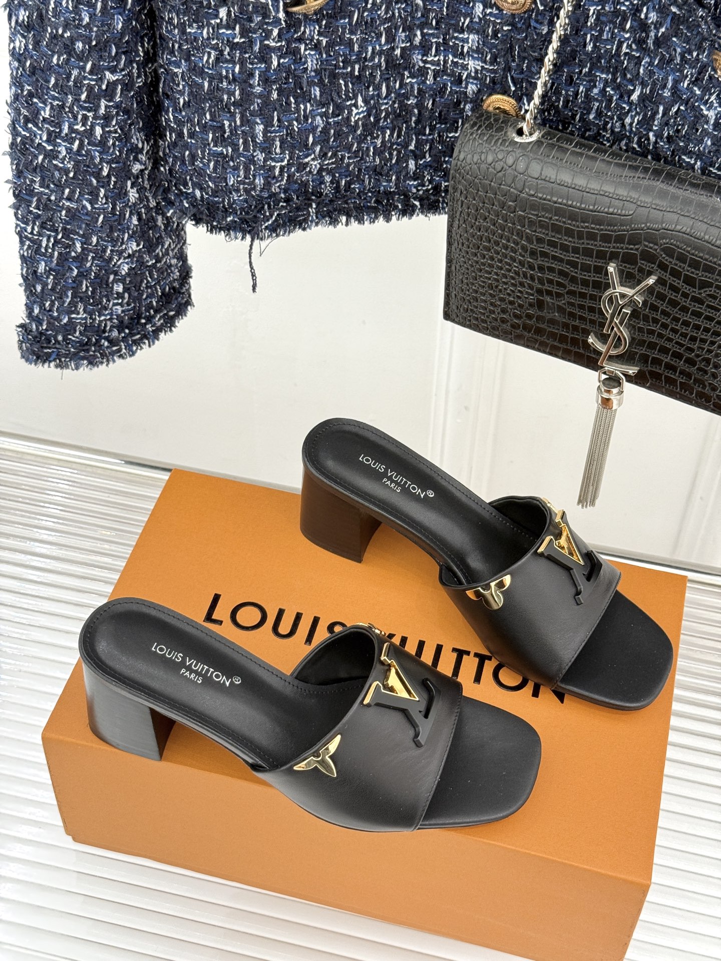 L*V驴牌经典爆款粗跟拖鞋它的设计简约而不失格调LV标识以金属质感的扣饰形式点缀仿佛将整个品牌的格调与品