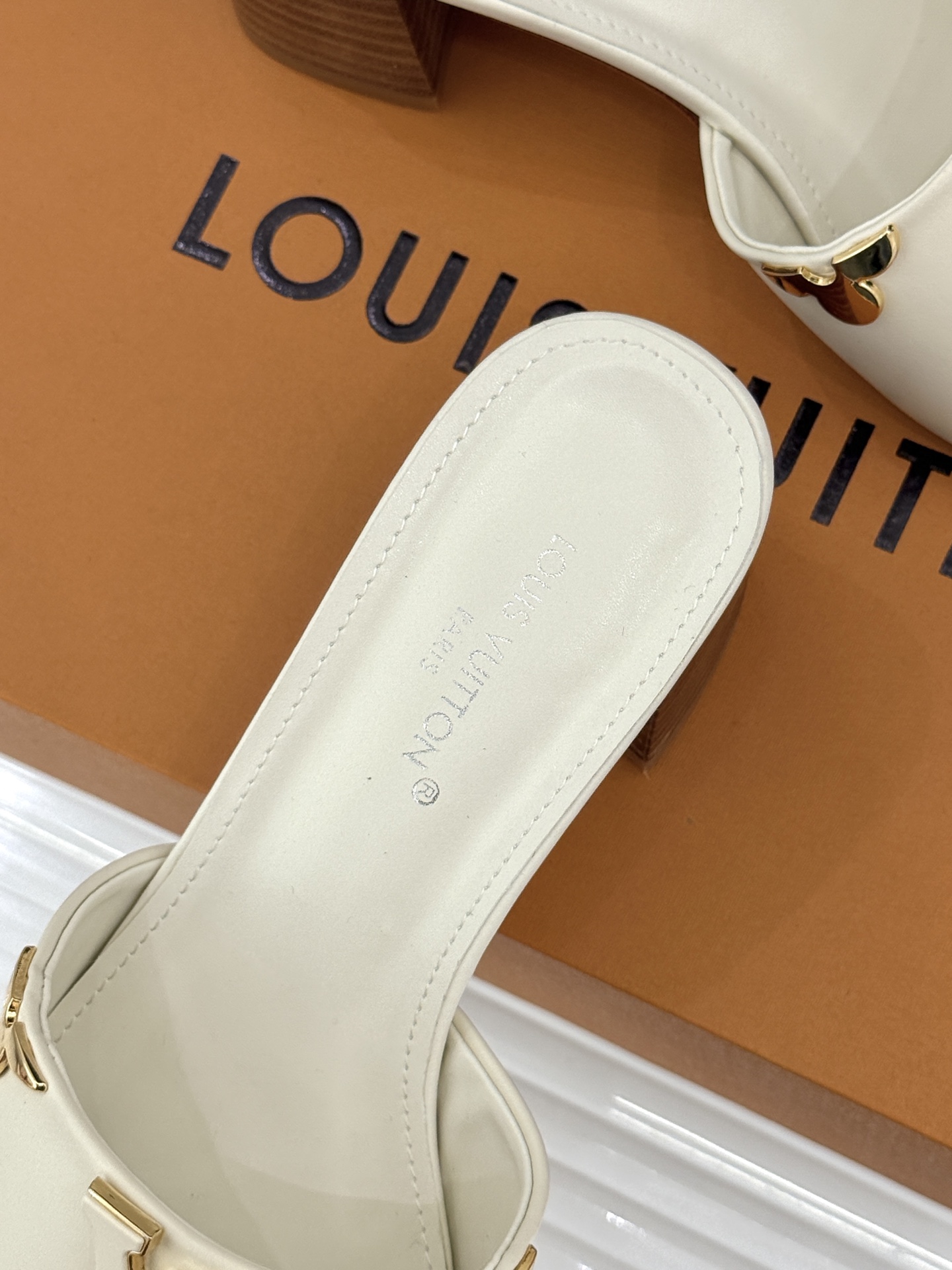 L*V驴牌经典爆款粗跟拖鞋它的设计简约而不失格调LV标识以金属质感的扣饰形式点缀仿佛将整个品牌的格调与品