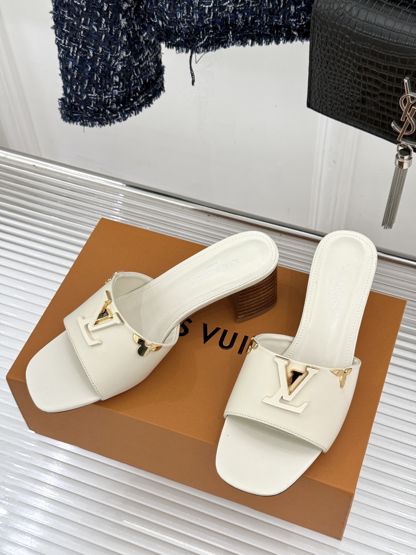 L*V驴牌经典爆款粗跟拖鞋它的设计简约而不失格调LV标识以金属质感的扣饰形式点缀仿佛将整个品牌的格调与品