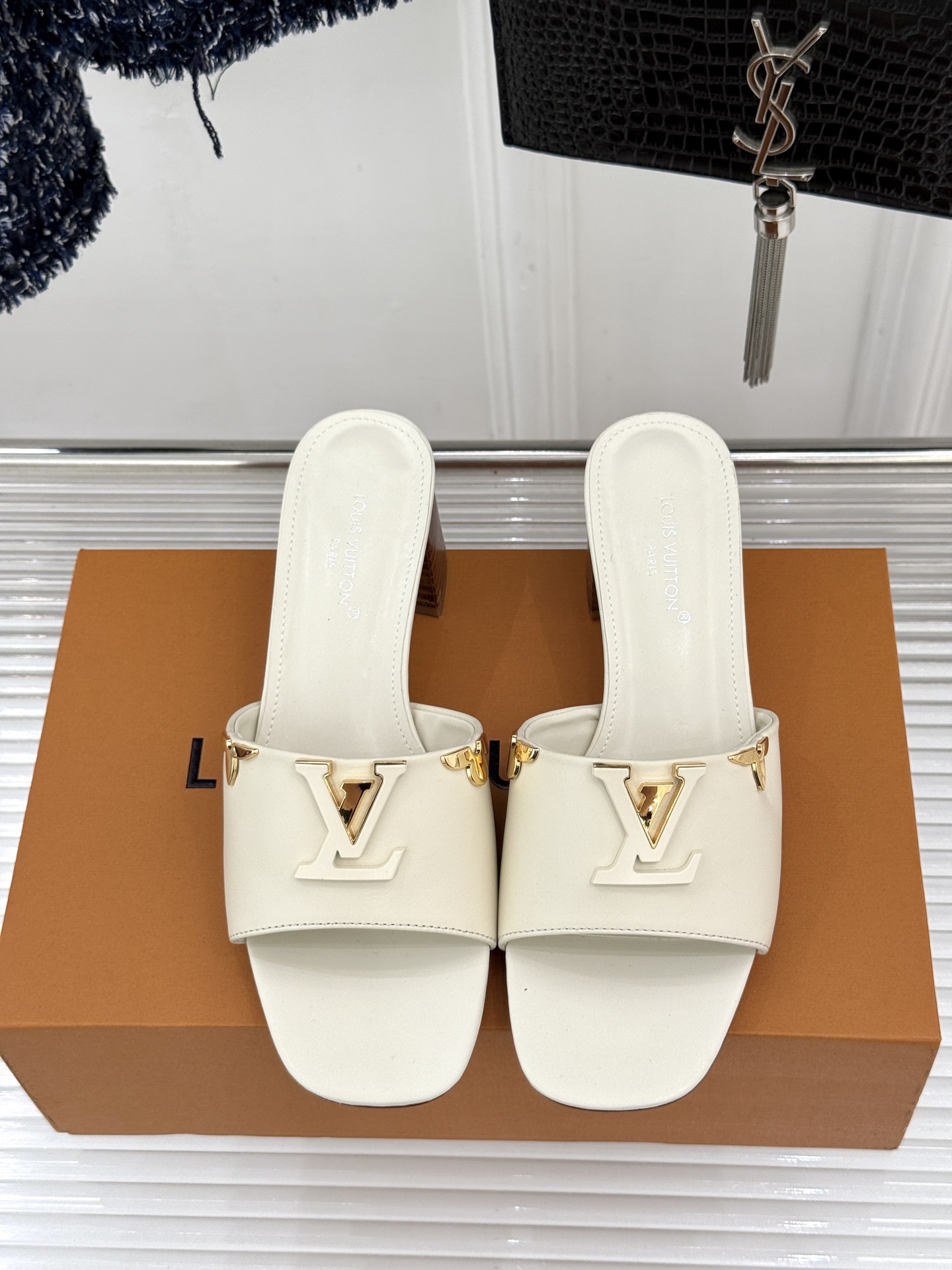 L*V驴牌经典爆款粗跟拖鞋它的设计简约而不失格调LV标识以金属质感的扣饰形式点缀仿佛将整个品牌的格调与品
