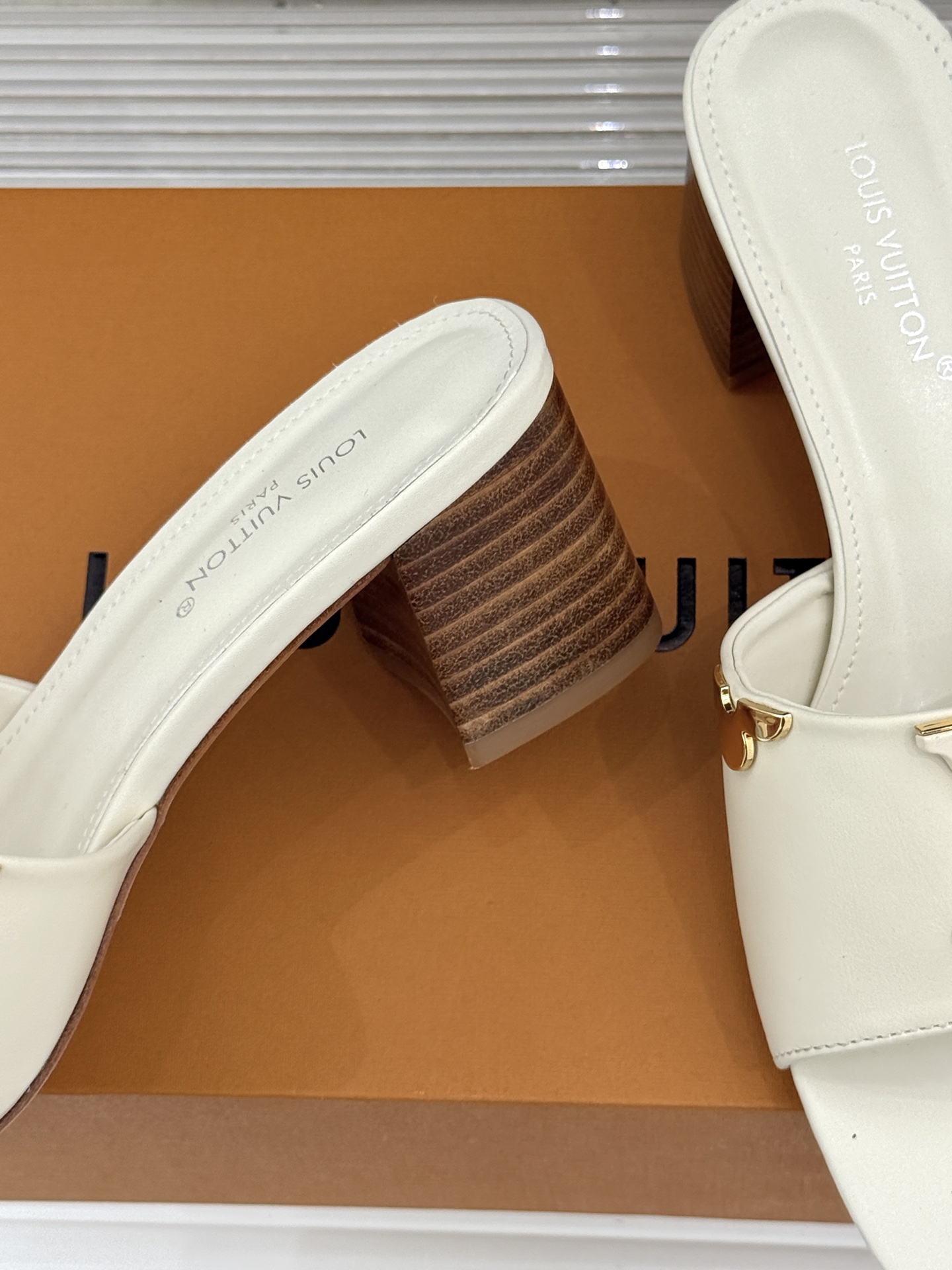 L*V驴牌经典爆款粗跟拖鞋它的设计简约而不失格调LV标识以金属质感的扣饰形式点缀仿佛将整个品牌的格调与品