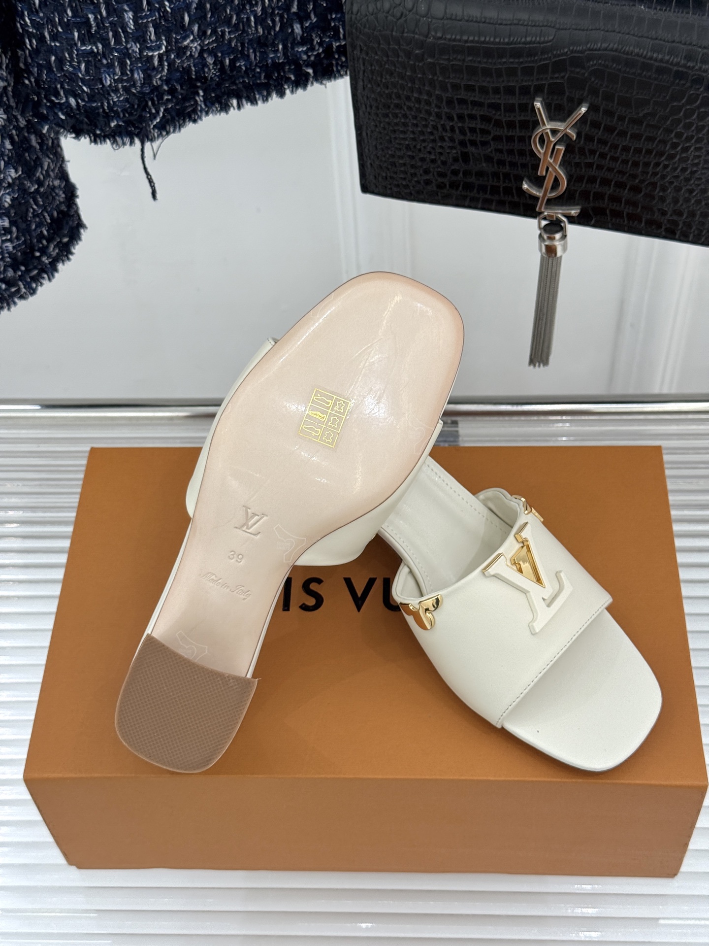 L*V驴牌经典爆款粗跟拖鞋它的设计简约而不失格调LV标识以金属质感的扣饰形式点缀仿佛将整个品牌的格调与品