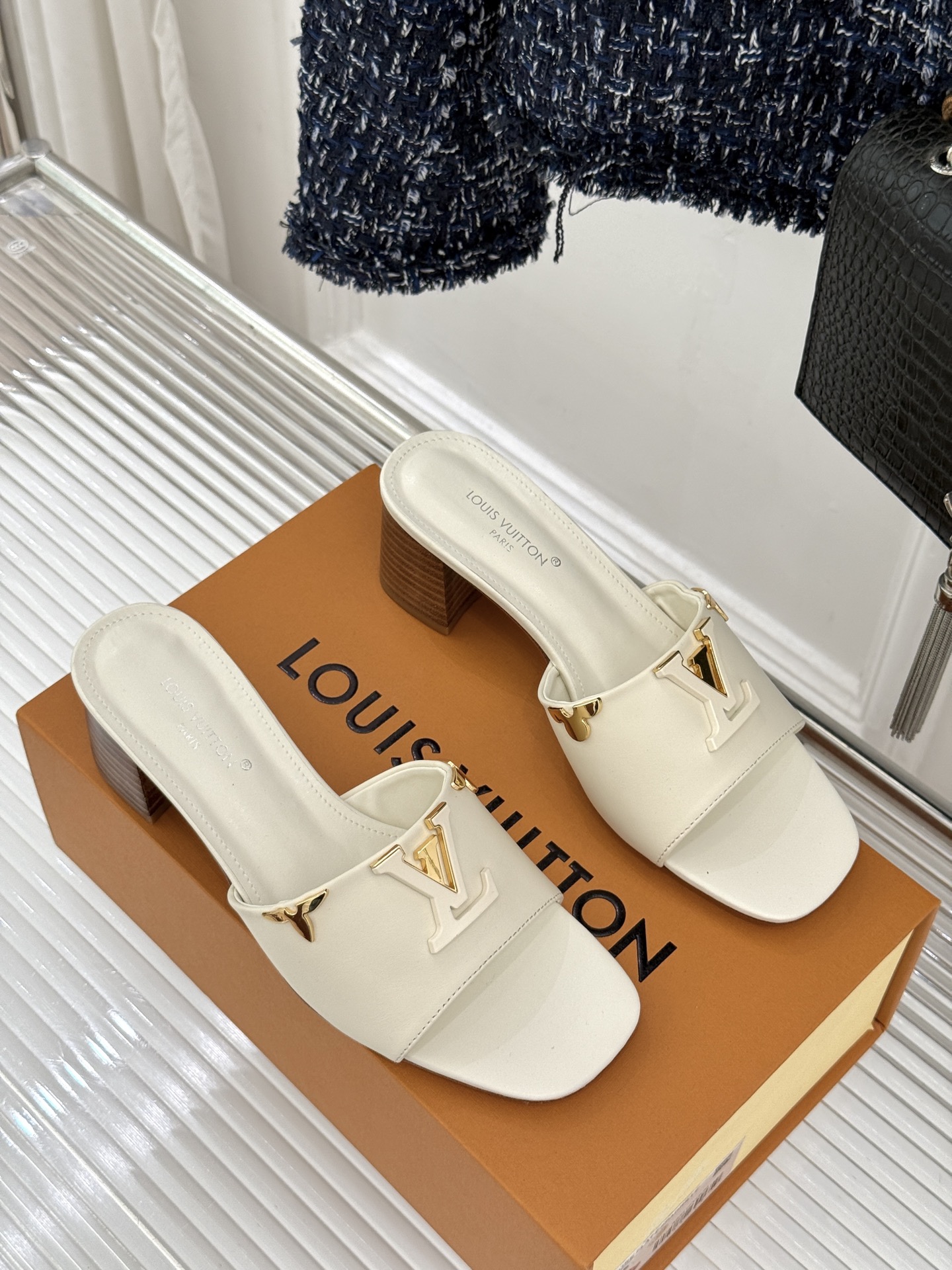 L*V驴牌经典爆款粗跟拖鞋它的设计简约而不失格调LV标识以金属质感的扣饰形式点缀仿佛将整个品牌的格调与品