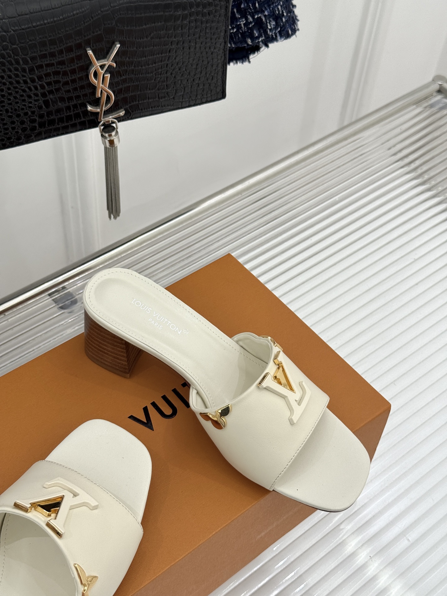 L*V驴牌经典爆款粗跟拖鞋它的设计简约而不失格调LV标识以金属质感的扣饰形式点缀仿佛将整个品牌的格调与品