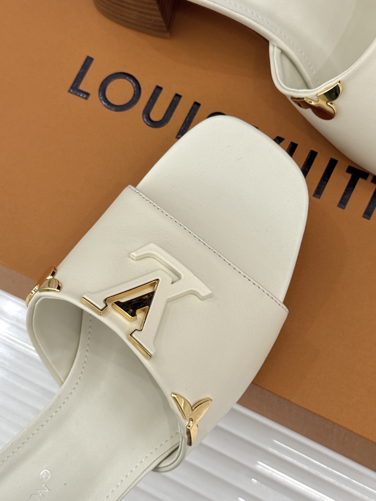 L*V驴牌经典爆款粗跟拖鞋它的设计简约而不失格调LV标识以金属质感的扣饰形式点缀仿佛将整个品牌的格调与品