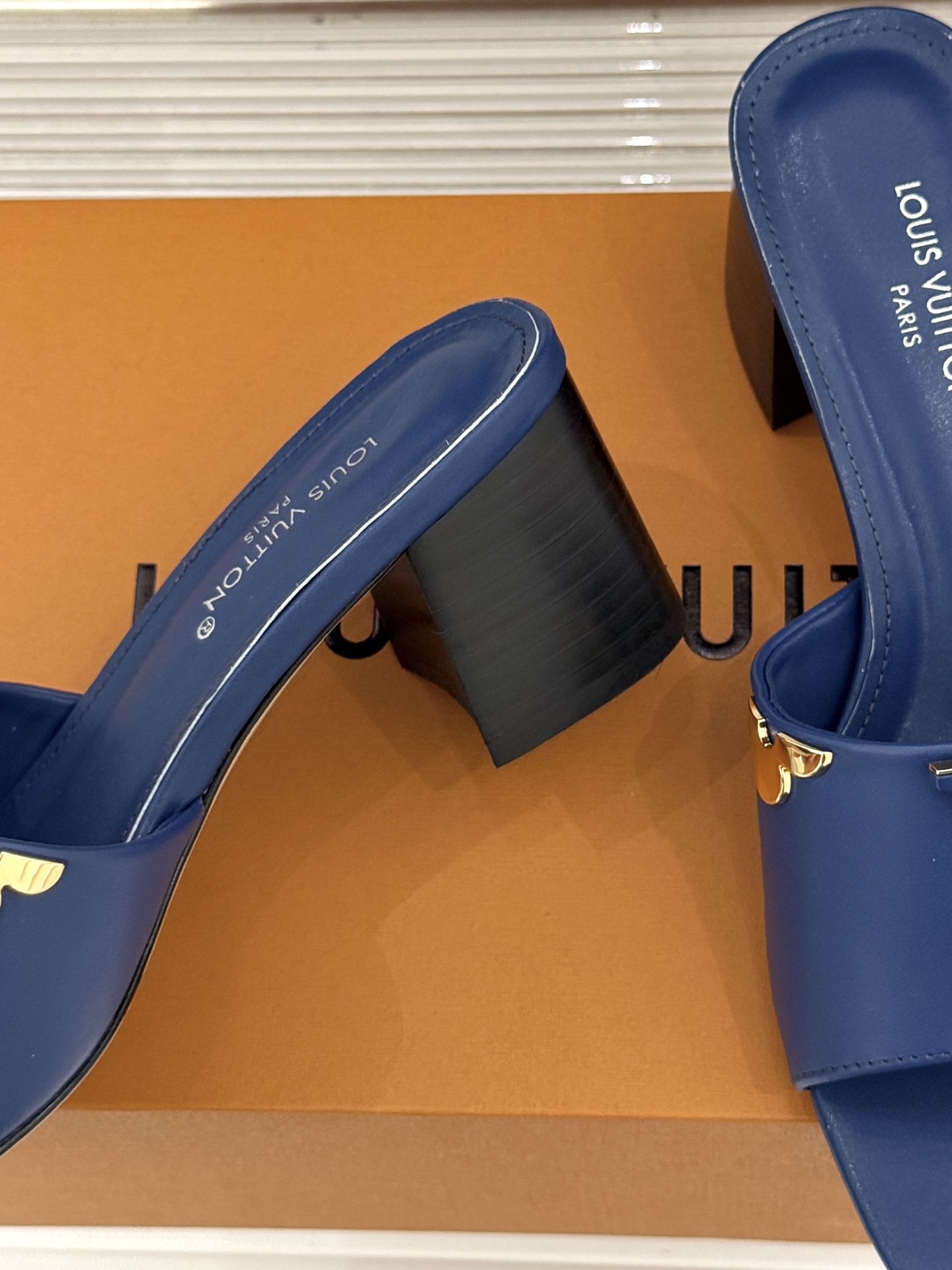 L*V驴牌经典爆款粗跟拖鞋它的设计简约而不失格调LV标识以金属质感的扣饰形式点缀仿佛将整个品牌的格调与品