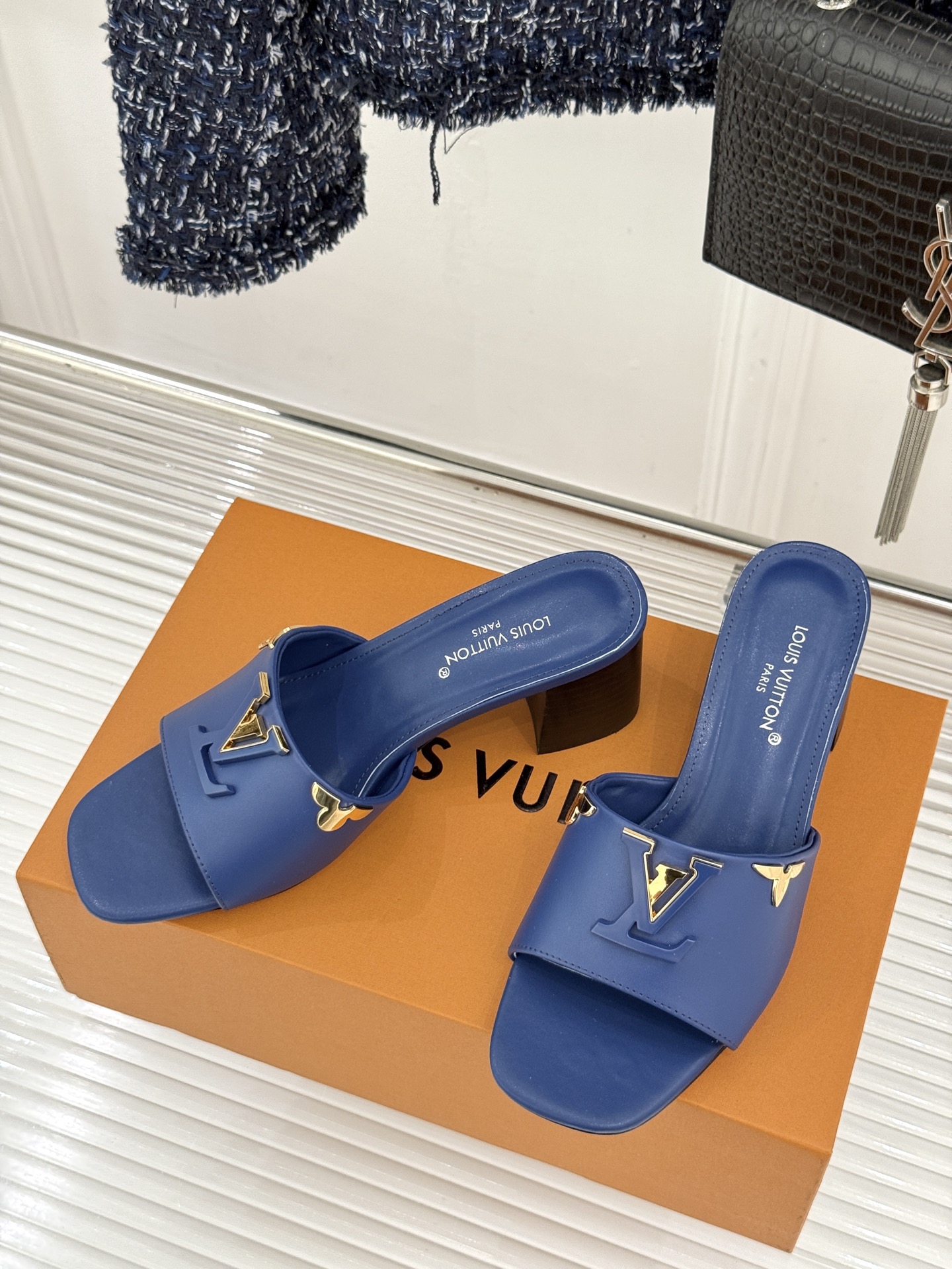 L*V驴牌经典爆款粗跟拖鞋它的设计简约而不失格调LV标识以金属质感的扣饰形式点缀仿佛将整个品牌的格调与品