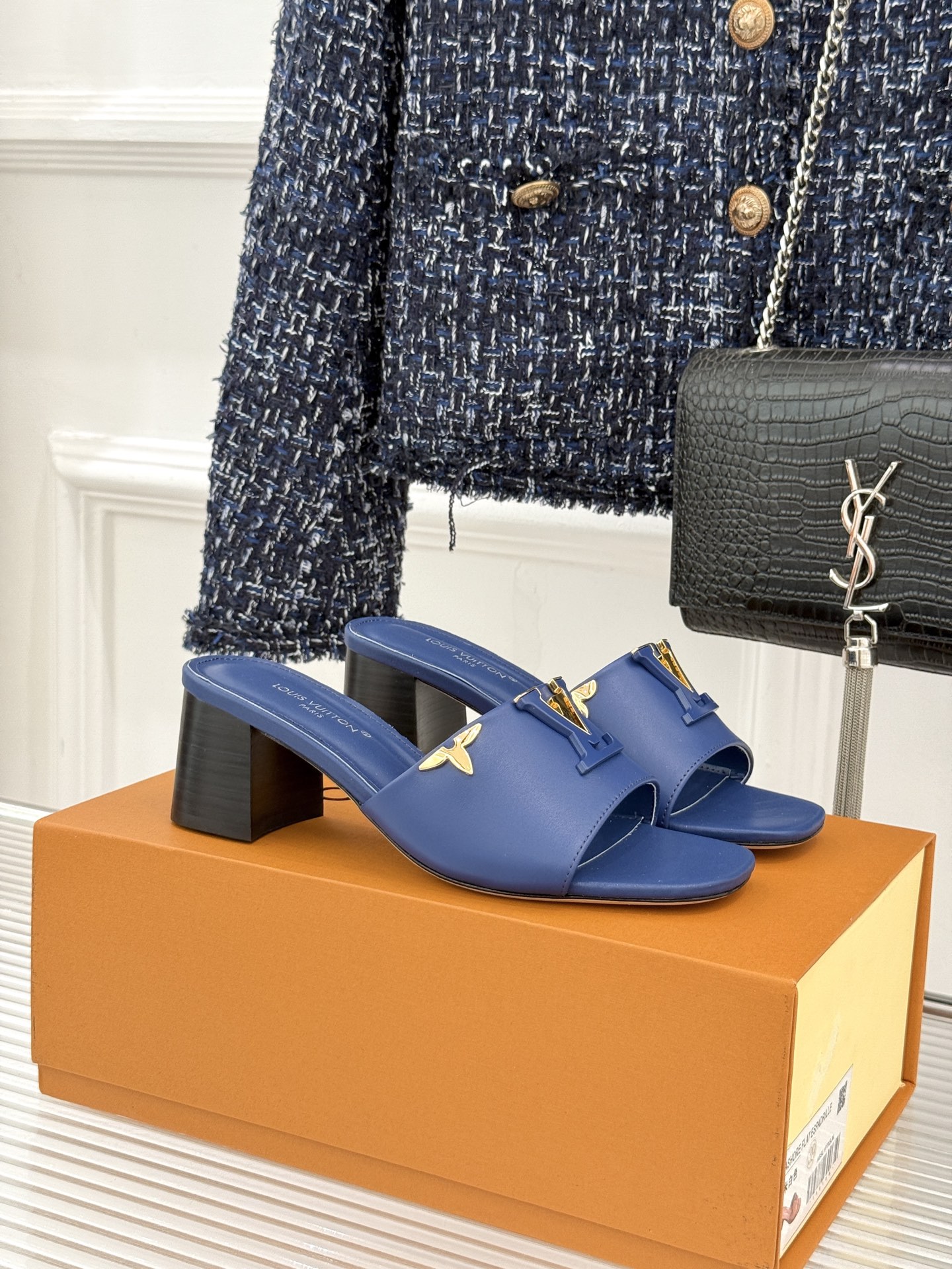 L*V驴牌经典爆款粗跟拖鞋它的设计简约而不失格调LV标识以金属质感的扣饰形式点缀仿佛将整个品牌的格调与品