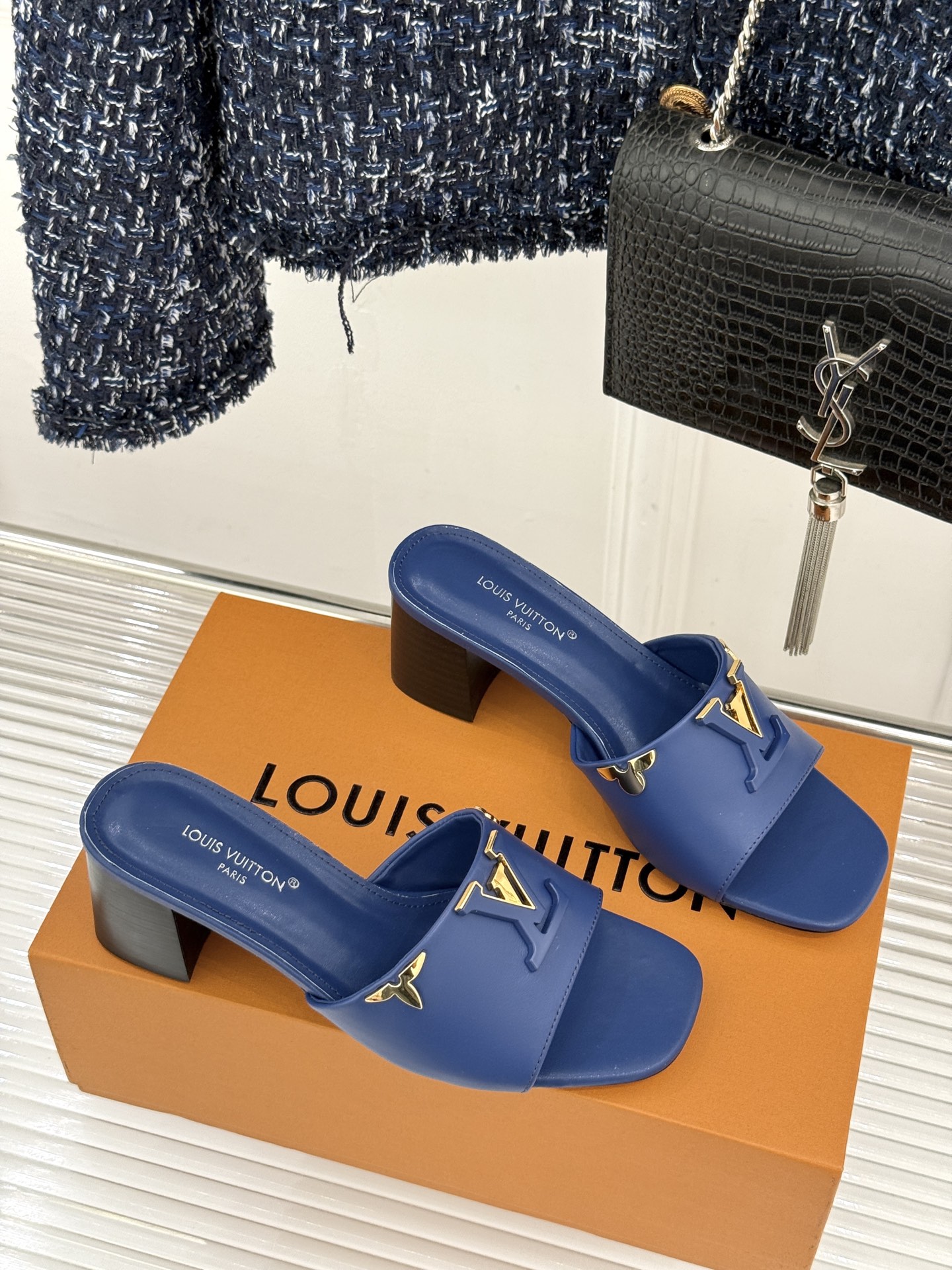 L*V驴牌经典爆款粗跟拖鞋它的设计简约而不失格调LV标识以金属质感的扣饰形式点缀仿佛将整个品牌的格调与品