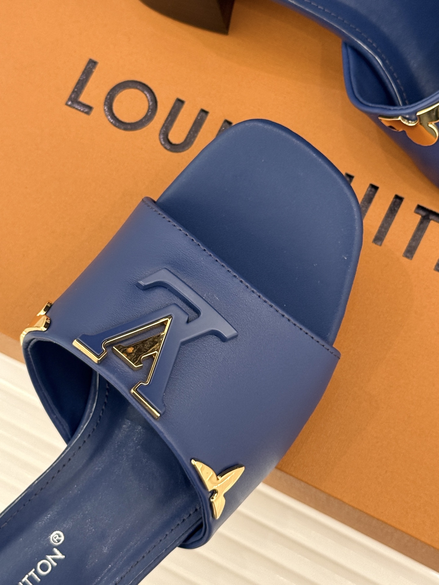 L*V驴牌经典爆款粗跟拖鞋它的设计简约而不失格调LV标识以金属质感的扣饰形式点缀仿佛将整个品牌的格调与品