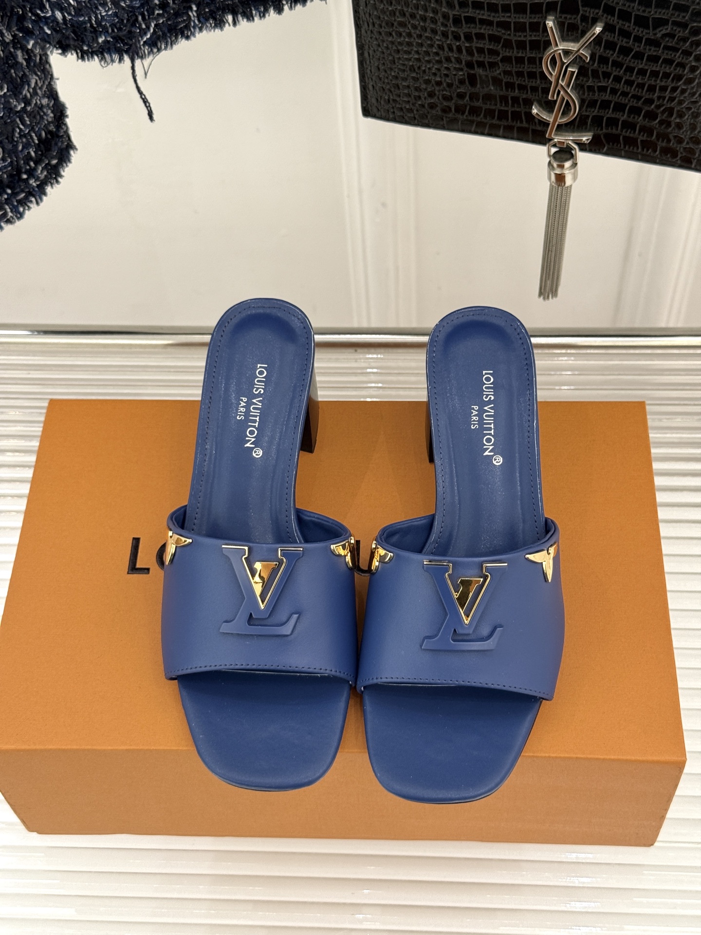 L*V驴牌经典爆款粗跟拖鞋它的设计简约而不失格调LV标识以金属质感的扣饰形式点缀仿佛将整个品牌的格调与品
