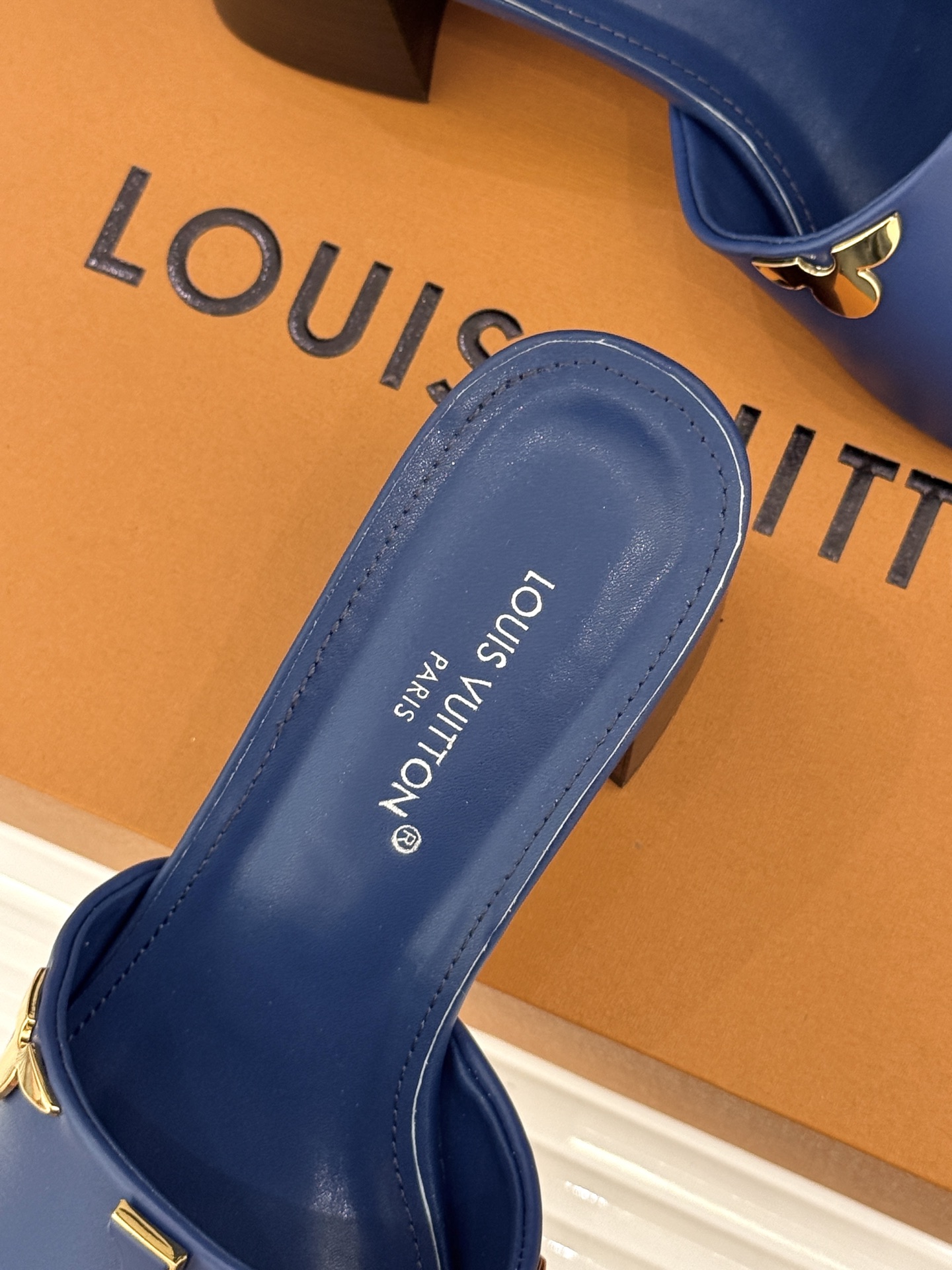 L*V驴牌经典爆款粗跟拖鞋它的设计简约而不失格调LV标识以金属质感的扣饰形式点缀仿佛将整个品牌的格调与品