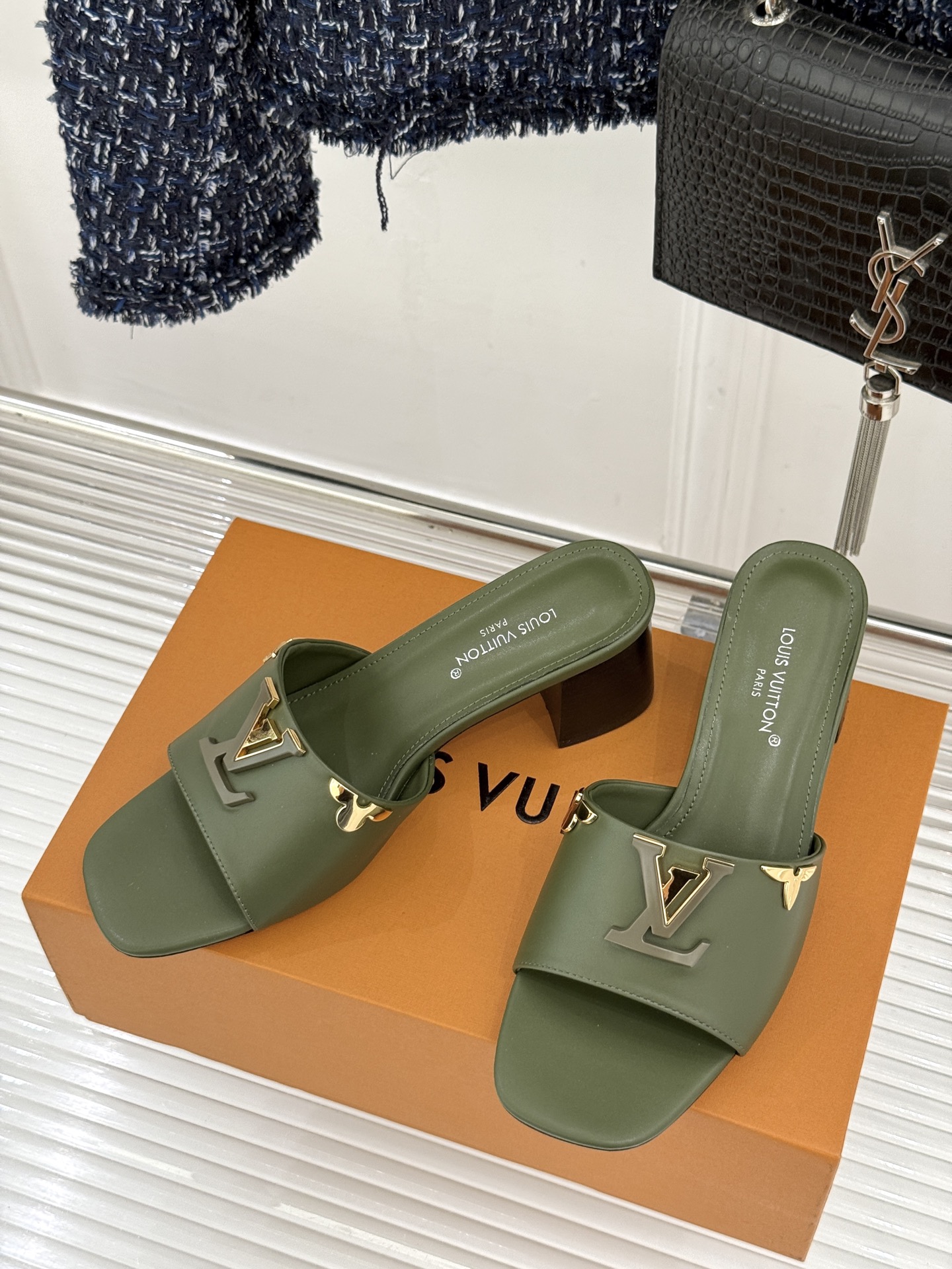 L*V驴牌经典爆款粗跟拖鞋它的设计简约而不失格调LV标识以金属质感的扣饰形式点缀仿佛将整个品牌的格调与品