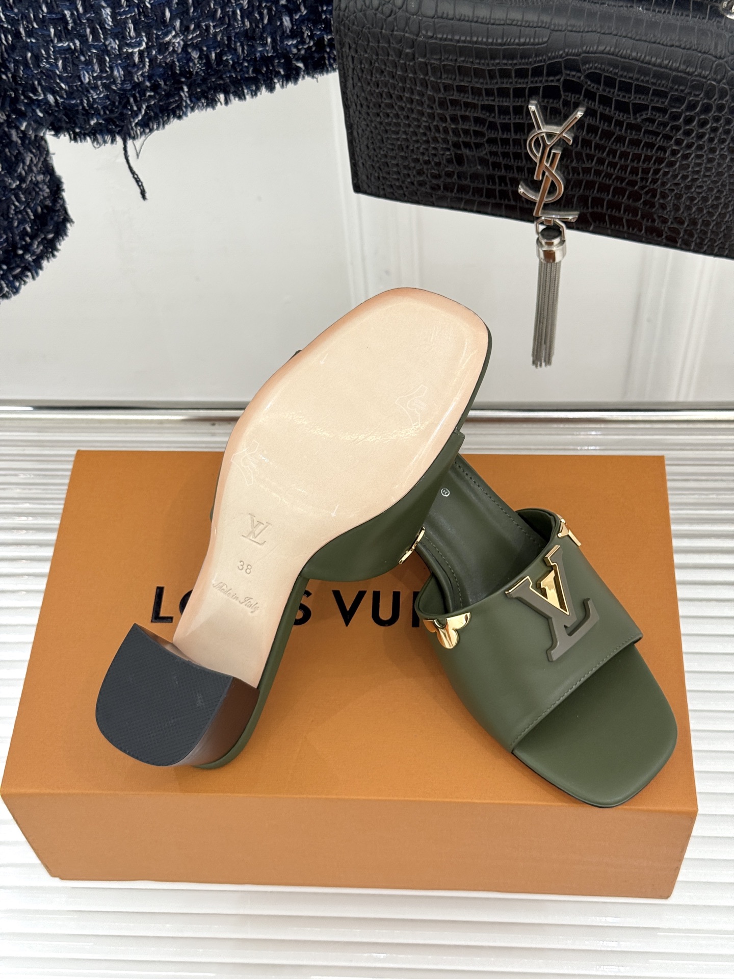L*V驴牌经典爆款粗跟拖鞋它的设计简约而不失格调LV标识以金属质感的扣饰形式点缀仿佛将整个品牌的格调与品