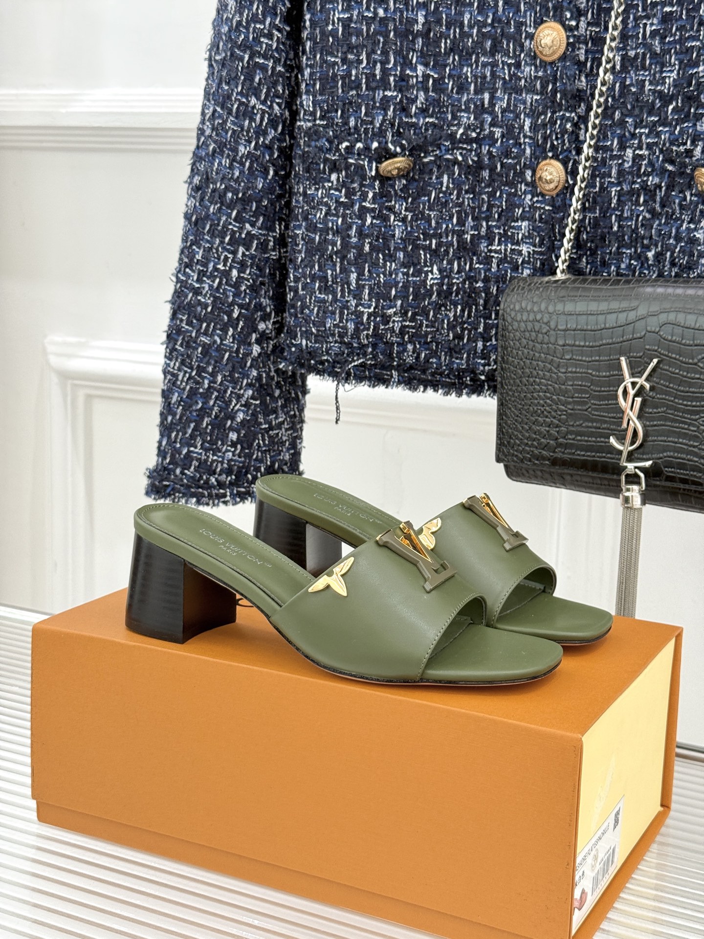 L*V驴牌经典爆款粗跟拖鞋它的设计简约而不失格调LV标识以金属质感的扣饰形式点缀仿佛将整个品牌的格调与品