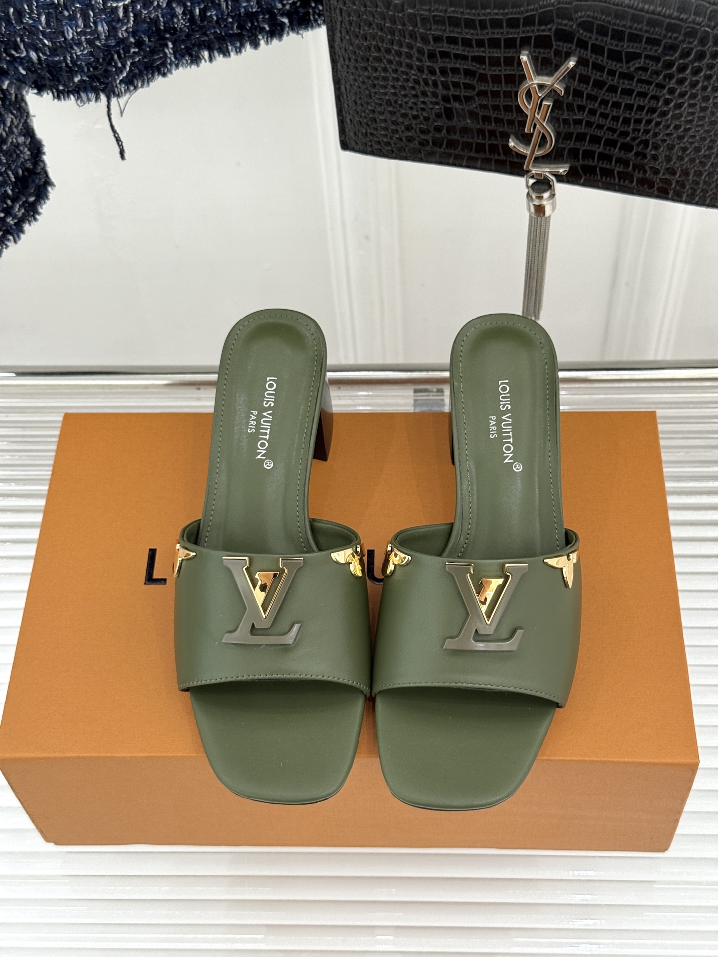 L*V驴牌经典爆款粗跟拖鞋它的设计简约而不失格调LV标识以金属质感的扣饰形式点缀仿佛将整个品牌的格调与品