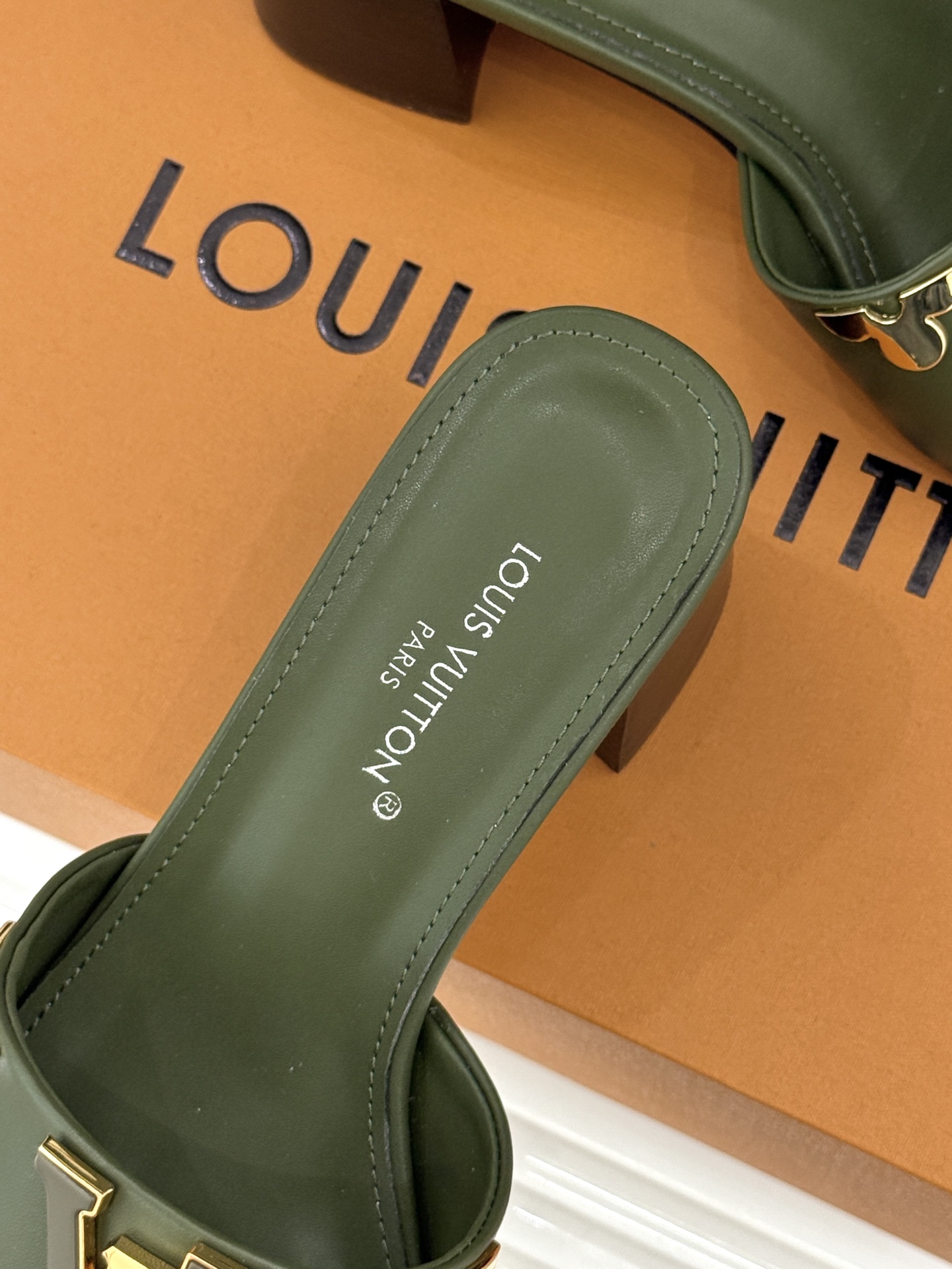 L*V驴牌经典爆款粗跟拖鞋它的设计简约而不失格调LV标识以金属质感的扣饰形式点缀仿佛将整个品牌的格调与品