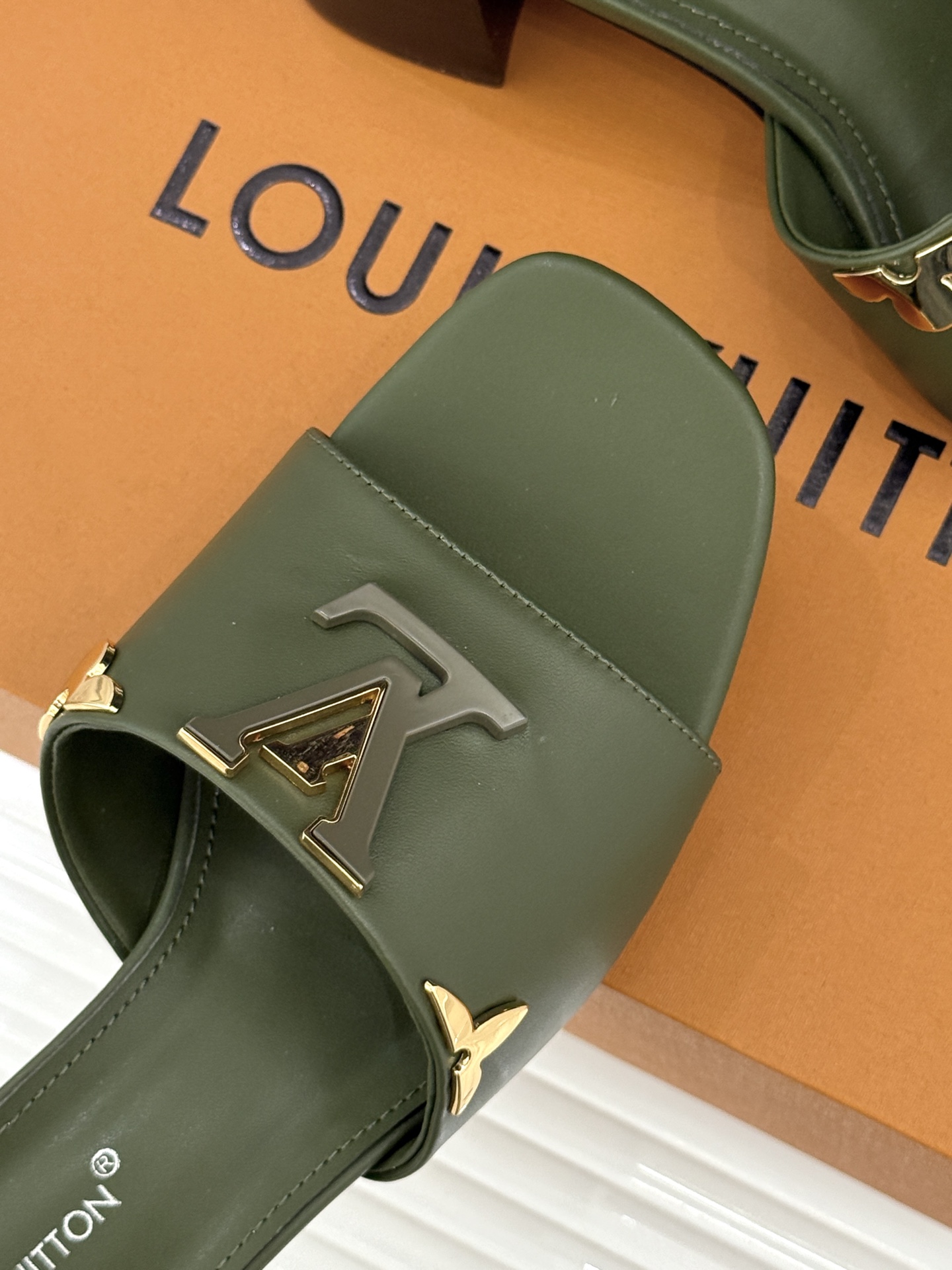 L*V驴牌经典爆款粗跟拖鞋它的设计简约而不失格调LV标识以金属质感的扣饰形式点缀仿佛将整个品牌的格调与品