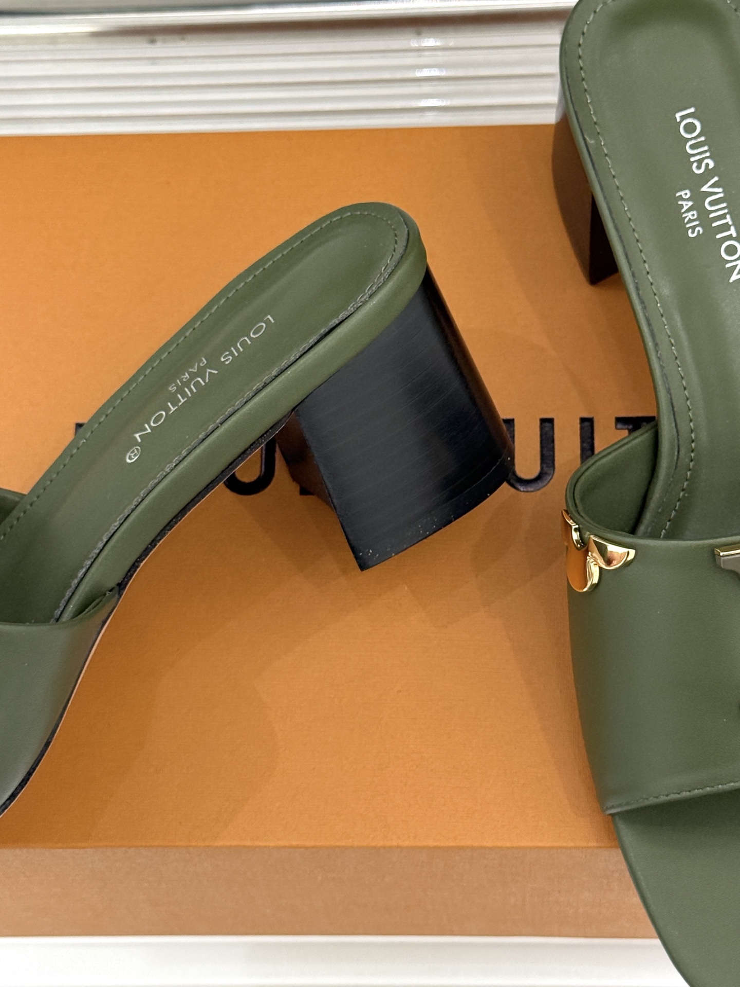 L*V驴牌经典爆款粗跟拖鞋它的设计简约而不失格调LV标识以金属质感的扣饰形式点缀仿佛将整个品牌的格调与品