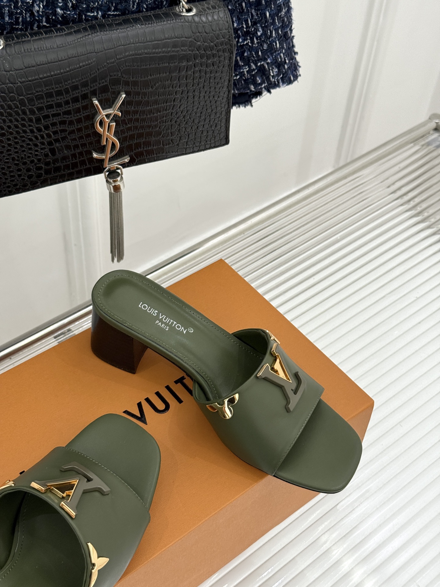 L*V驴牌经典爆款粗跟拖鞋它的设计简约而不失格调LV标识以金属质感的扣饰形式点缀仿佛将整个品牌的格调与品