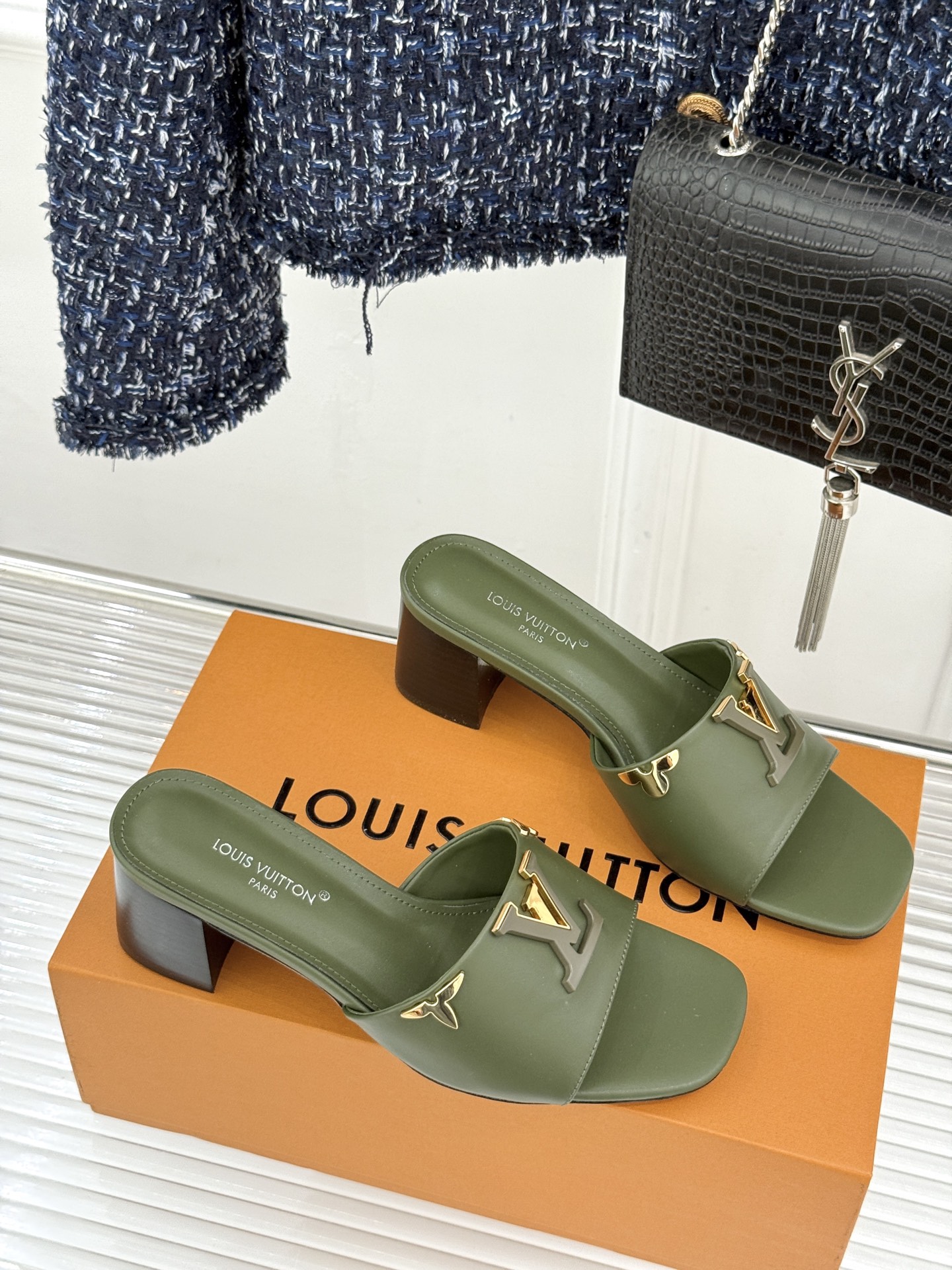 L*V驴牌经典爆款粗跟拖鞋它的设计简约而不失格调LV标识以金属质感的扣饰形式点缀仿佛将整个品牌的格调与品