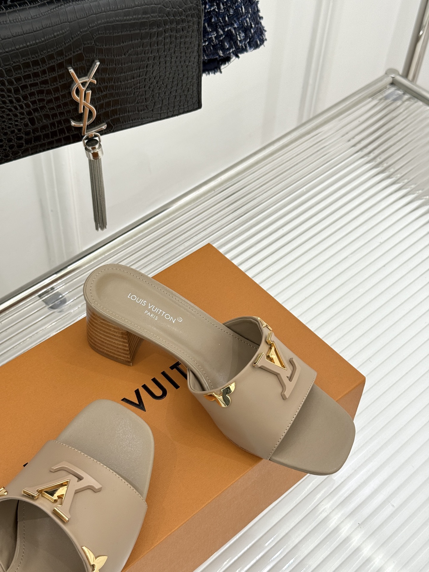 L*V驴牌经典爆款粗跟拖鞋它的设计简约而不失格调LV标识以金属质感的扣饰形式点缀仿佛将整个品牌的格调与品