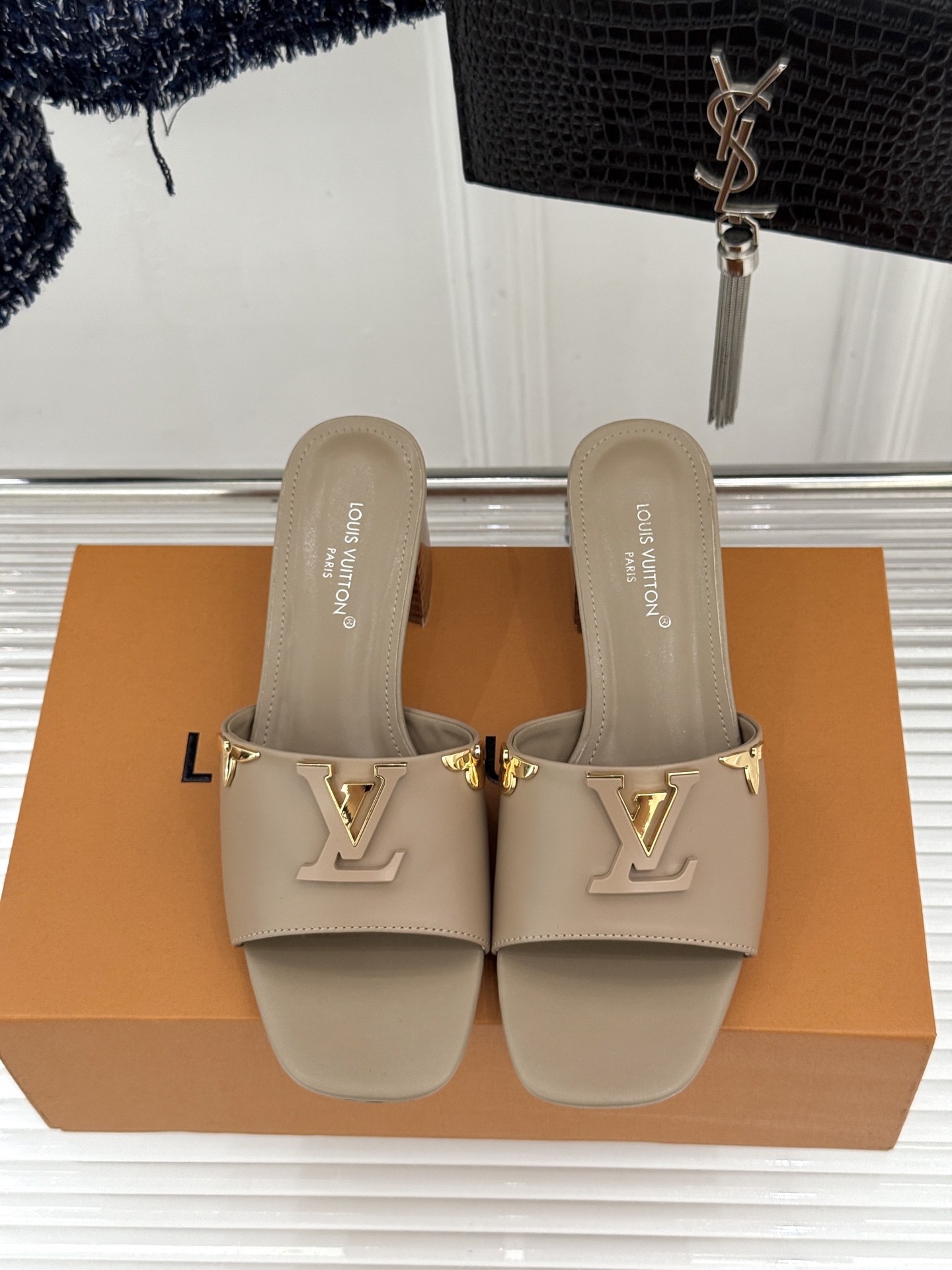 L*V驴牌经典爆款粗跟拖鞋它的设计简约而不失格调LV标识以金属质感的扣饰形式点缀仿佛将整个品牌的格调与品