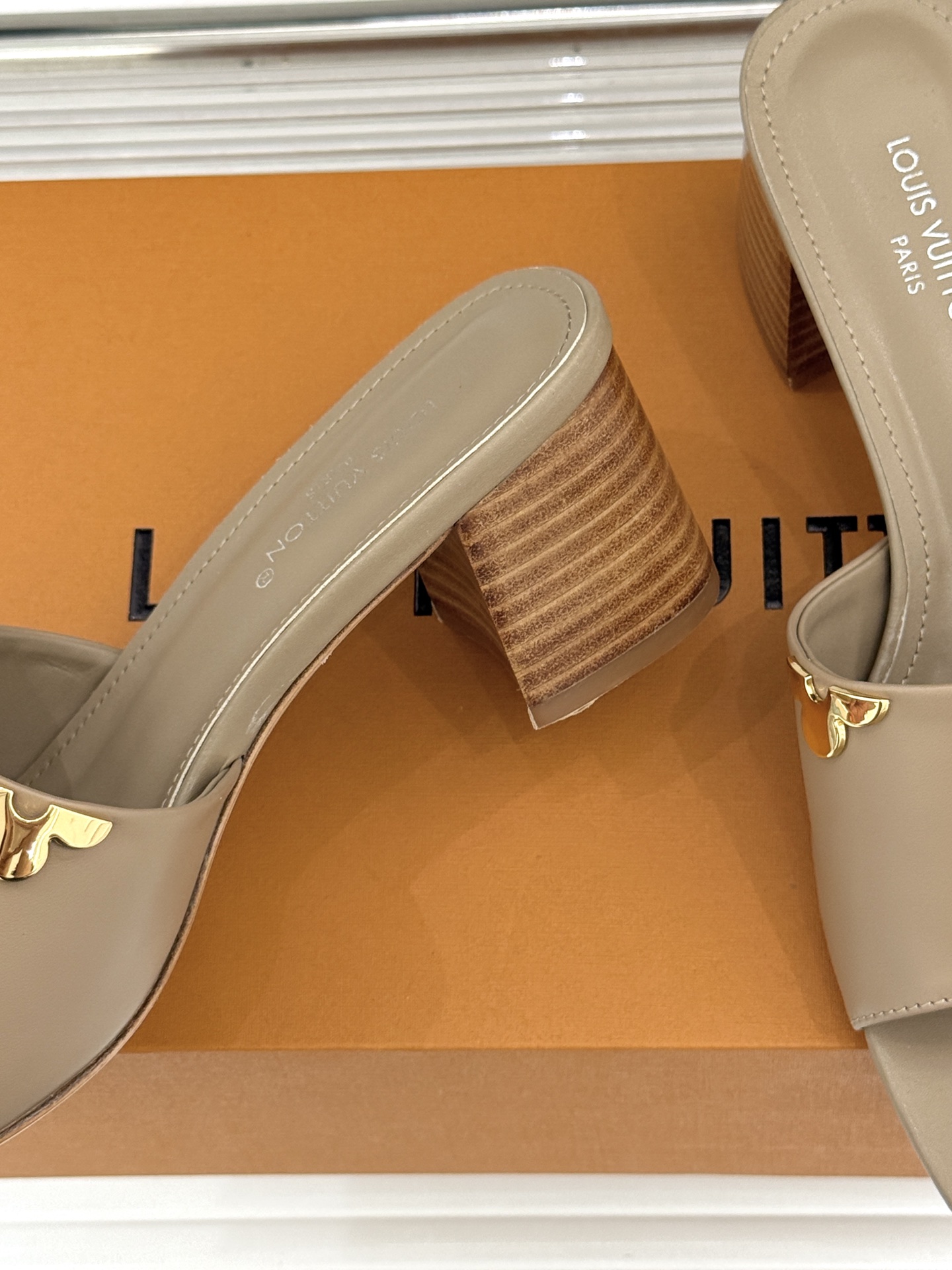 L*V驴牌经典爆款粗跟拖鞋它的设计简约而不失格调LV标识以金属质感的扣饰形式点缀仿佛将整个品牌的格调与品