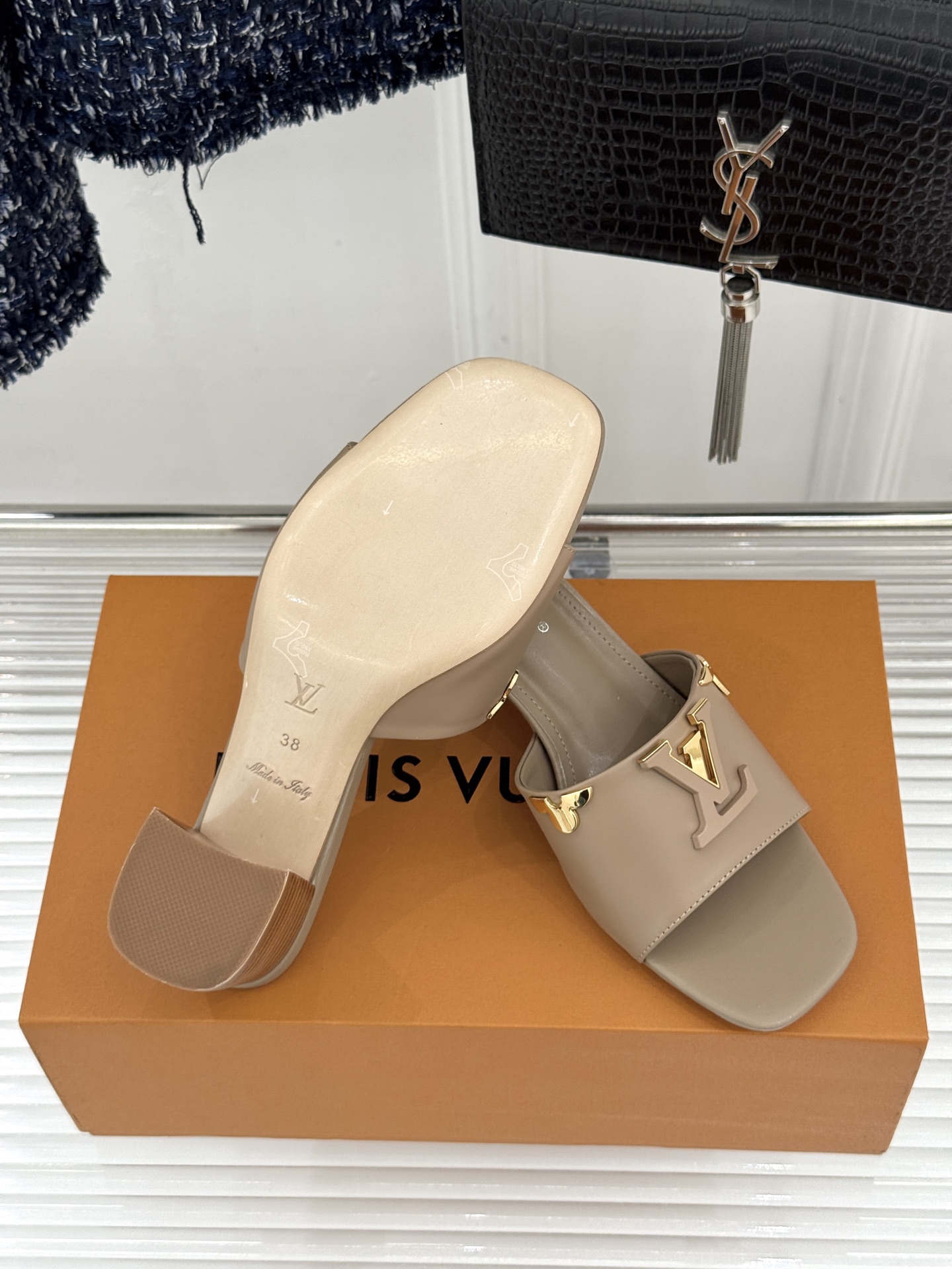L*V驴牌经典爆款粗跟拖鞋它的设计简约而不失格调LV标识以金属质感的扣饰形式点缀仿佛将整个品牌的格调与品