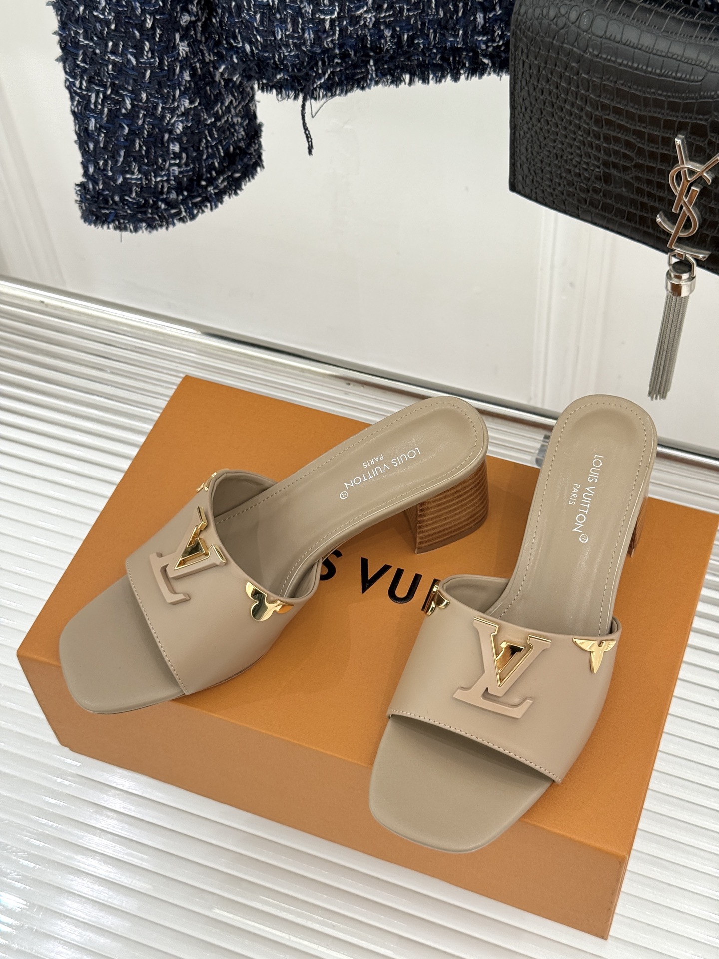 L*V驴牌经典爆款粗跟拖鞋它的设计简约而不失格调LV标识以金属质感的扣饰形式点缀仿佛将整个品牌的格调与品