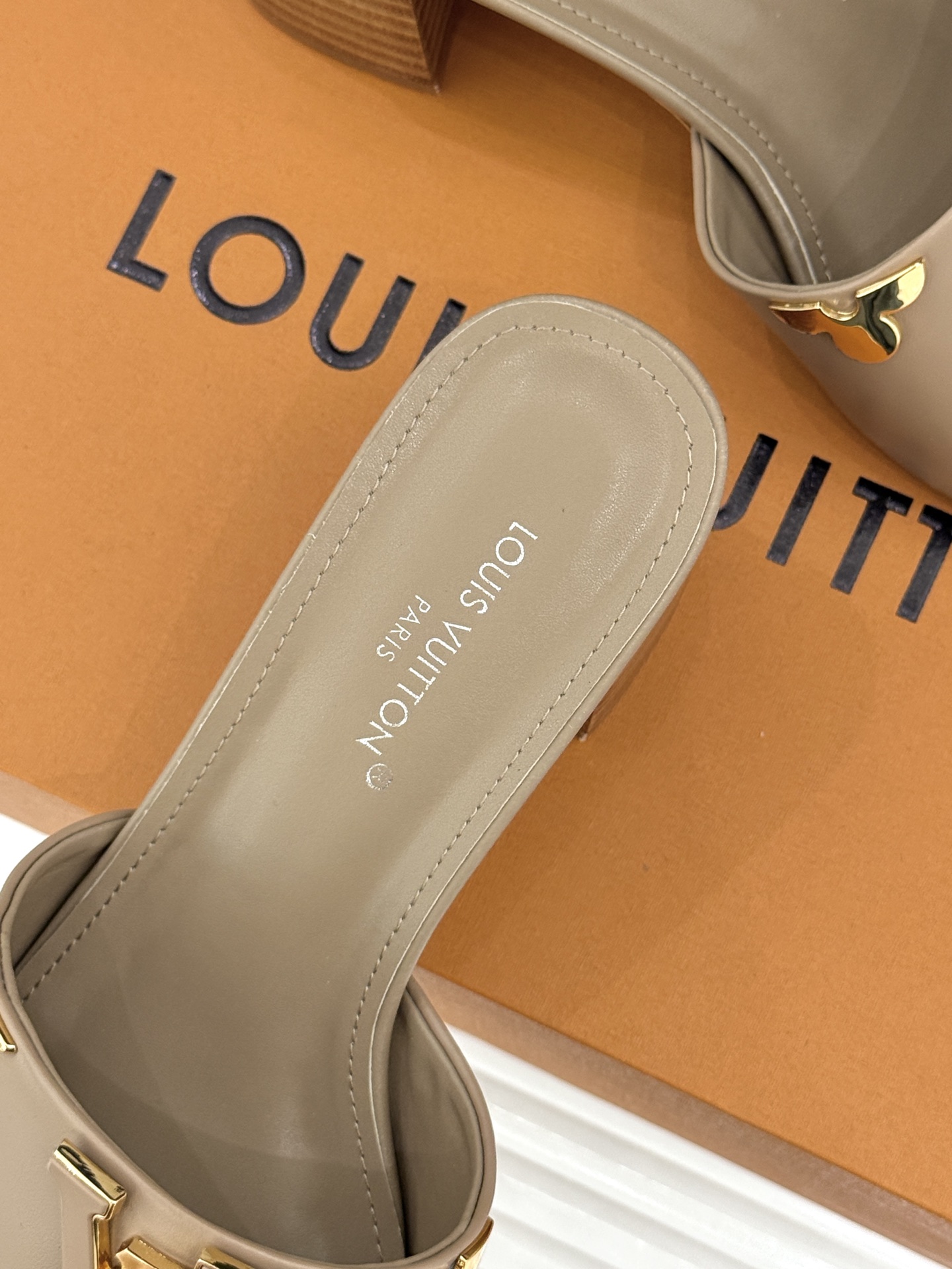 L*V驴牌经典爆款粗跟拖鞋它的设计简约而不失格调LV标识以金属质感的扣饰形式点缀仿佛将整个品牌的格调与品