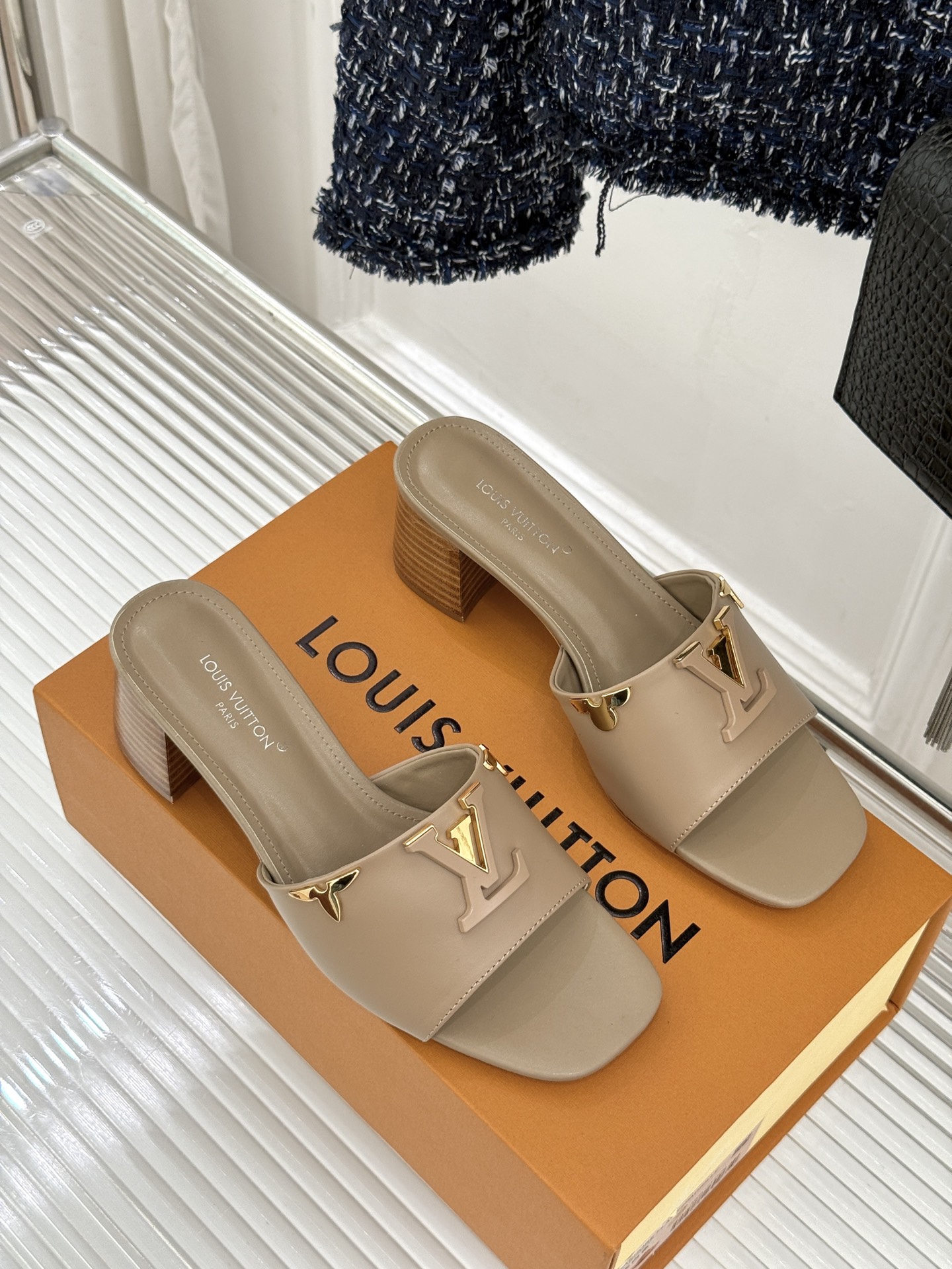 L*V驴牌经典爆款粗跟拖鞋它的设计简约而不失格调LV标识以金属质感的扣饰形式点缀仿佛将整个品牌的格调与品